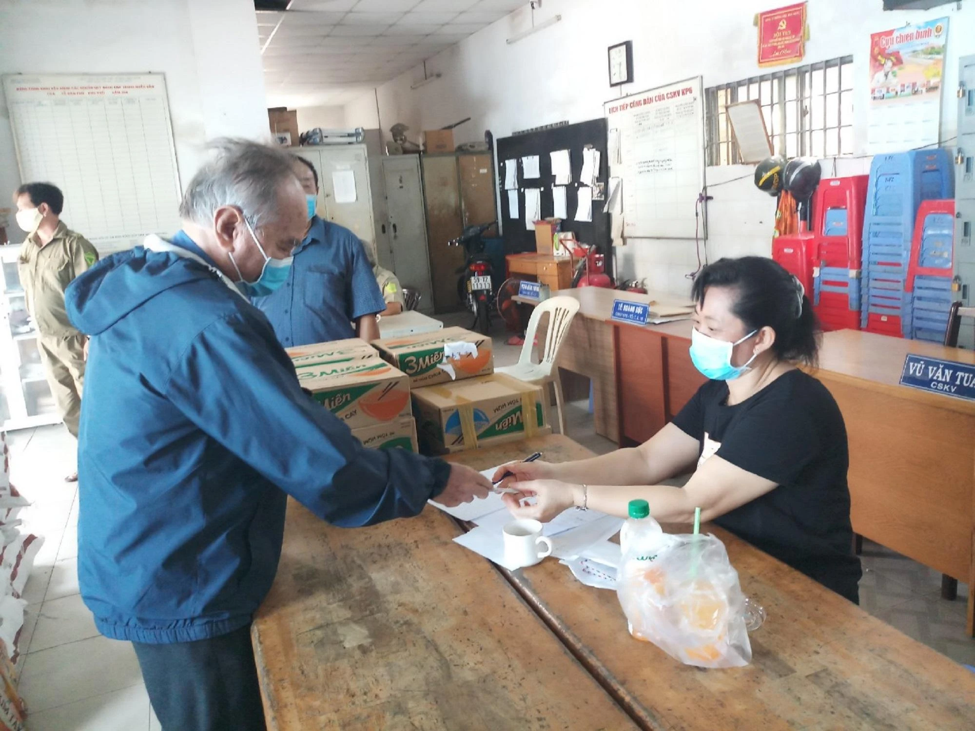 Cán bộ khu phố, tổ dân phố khu phố 6, phường Hiệp Bình Phước, TP Thủ Đức hỗ trợ UBND phường tiếp nhận thông tin để được hỗ trợ trong đợt dịch. Ảnh: THANH TUYỀN TP.HCM-xoa-bo-to-dan-pho