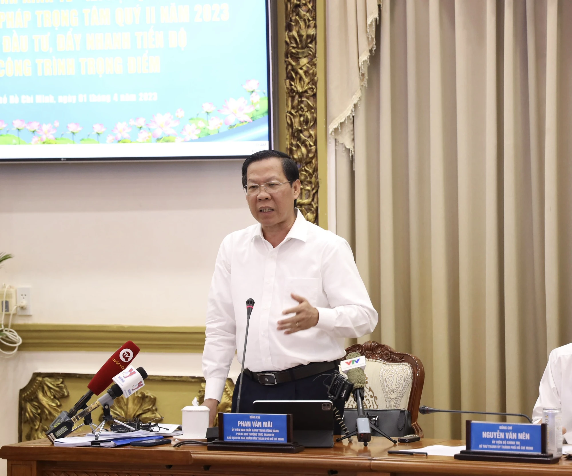 TP.HCM cần làm gì để kinh tế thoát khỏi tình trạng suy giảm vị trí hiện nay? ảnh 1 TP.HCM cần làm gì để kinh tế thoát khỏi tình trạng suy giảm vị trí hiện nay? ảnh 1