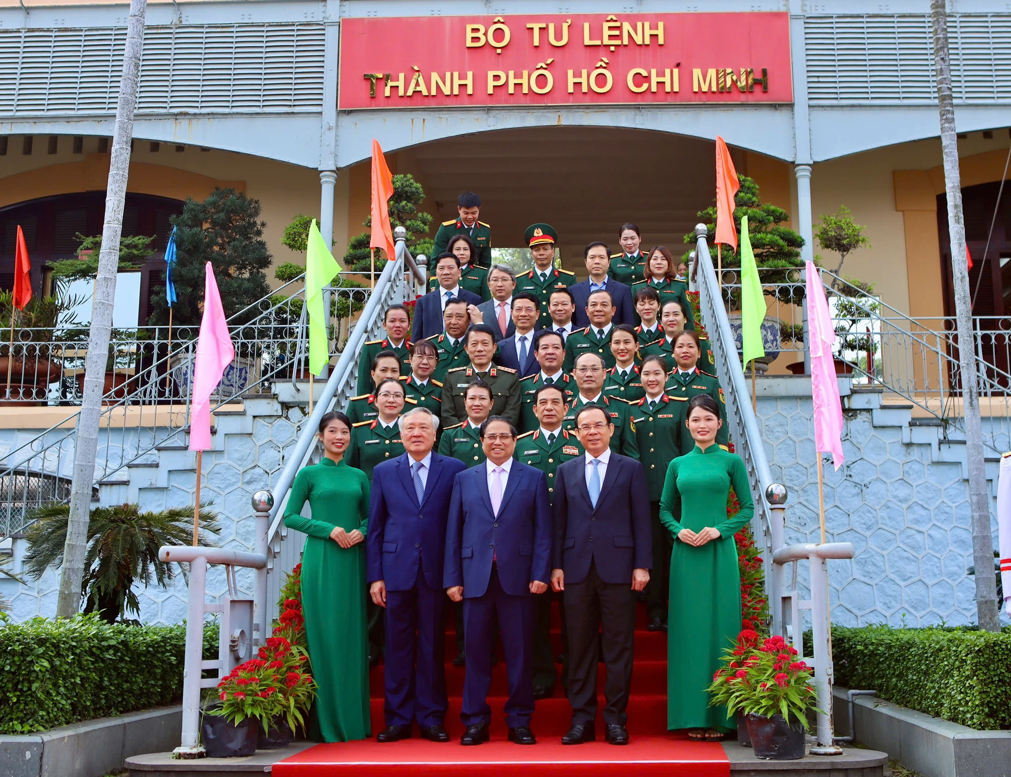 Lực lượng vũ trang TP.HCM lần thứ ba được phong tặng danh hiệu Anh hùng Lực lượng vũ trang nhân dân-Bo-tu-lenh-TPHCM-don-nhan-danh-hieu-anh-hung-luc-luong-vu-trang (2).jpg