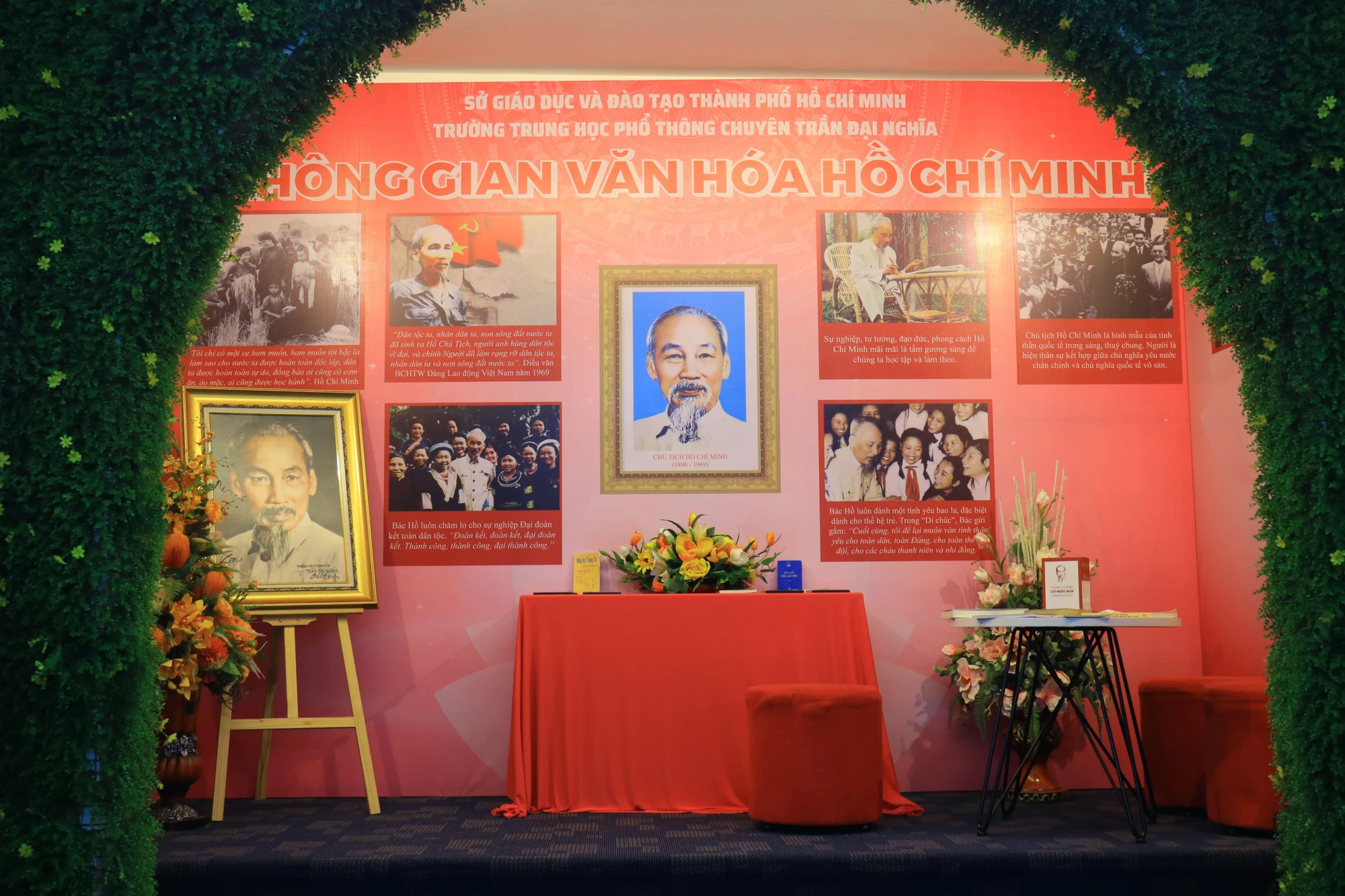 “Không gian văn hóa Hồ Chí Minh” do Trường THPT chuyên Trần Đại Nghĩa thực hiện. “Không gian văn hóa Hồ Chí Minh” do Trường THPT chuyên Trần Đại Nghĩa thực hiện.