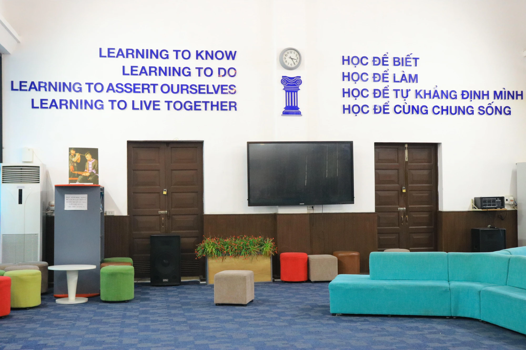 Ngoài ra, nhà trường cũng bố trí thêm tivi để trình chiếu phim tư liệu, phục vụ quá trình sinh hoạt, đưa kiến thức đến các em một cách sinh động hơn. Ngoài ra, nhà trường cũng bố trí thêm tivi để trình chiếu phim tư liệu, phục vụ quá trình sinh hoạt, đưa kiến thức đến các em một cách sinh động hơn.