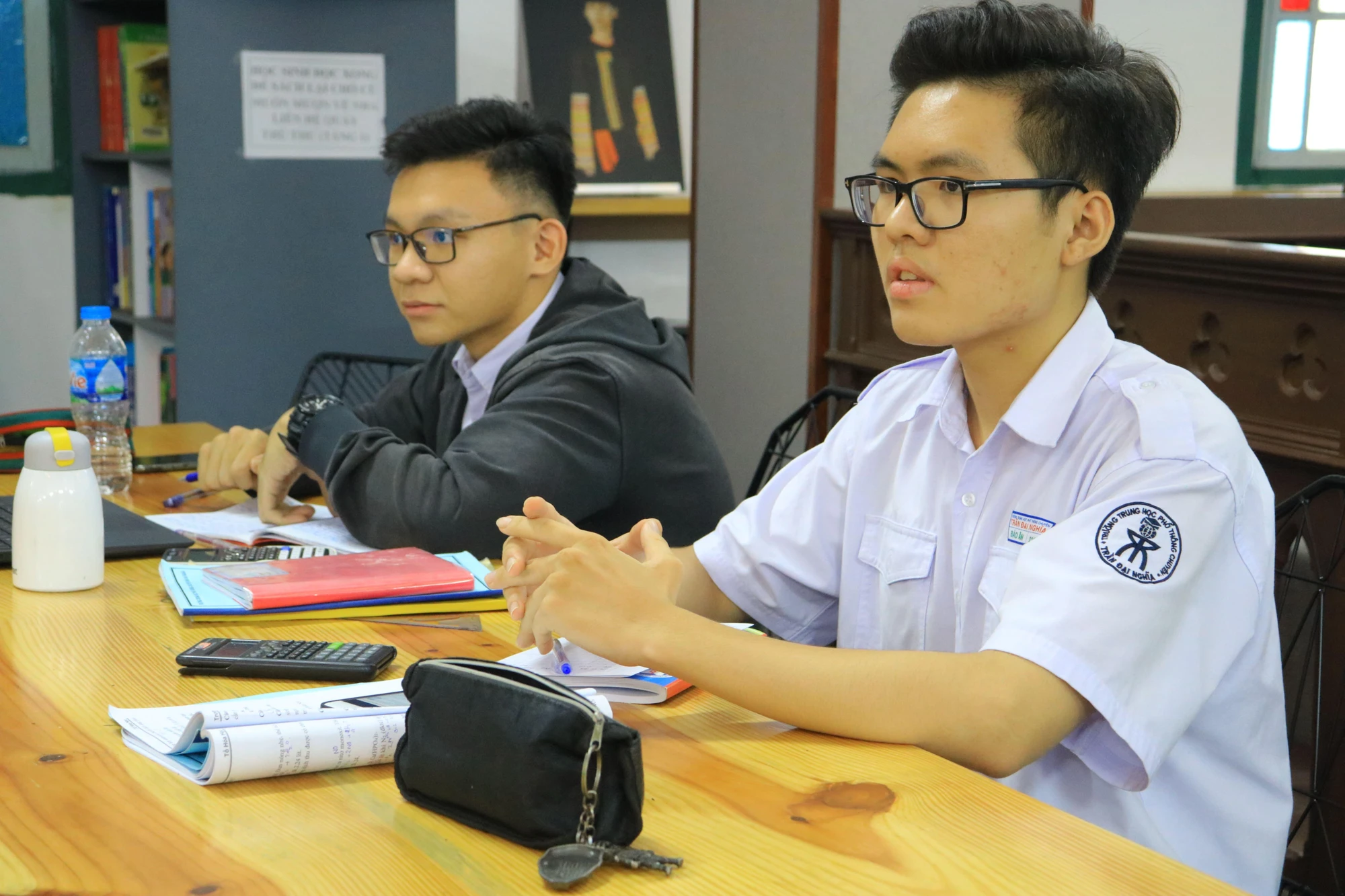 “Thư viện nay rất đẹp, rất tiện lợi, không gian văn hóa cũng rất bổ ích. Những bài học về Hồ Chí Minh cũng được thầy cô truyền tải trước trường, lớp rất thú vị và không hề nhàm chán”, - em Nguyễn Duy (lớp 11CT) chia sẻ. “Thư viện nay rất đẹp, rất tiện lợi, không gian văn hóa cũng rất bổ ích. Những bài học về Hồ Chí Minh cũng được thầy cô truyền tải trước trường, lớp rất thú vị và không hề nhàm chán”, - em Nguyễn Duy (lớp 11CT) chia sẻ.