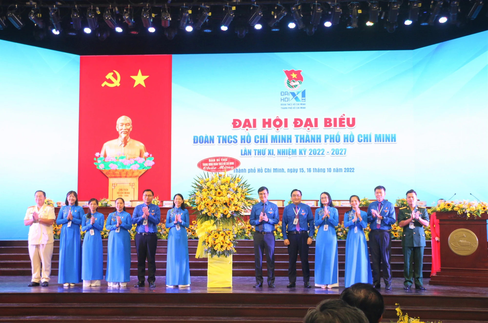 Ông Bùi Quang Huy tặng hoa cho BCH khóa mới. Ảnh: THẢO PHƯƠNG Ông Bùi Quang Huy tặng hoa cho BCH khóa mới. Ảnh: THẢO PHƯƠNG