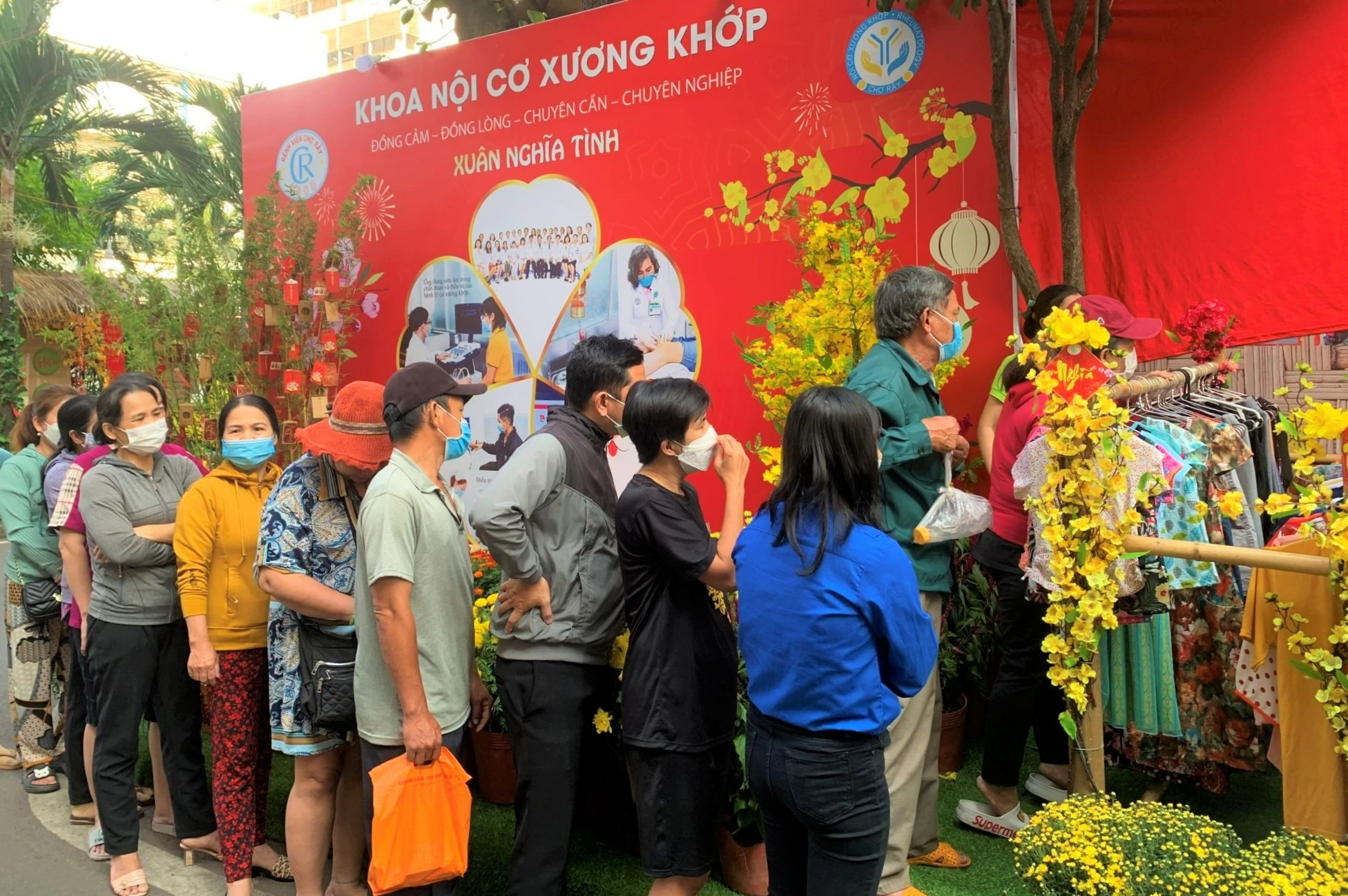 Đông đúc bệnh nhân và thân nhân xếp hàng mua quần áo 0 đồng. Ảnh: THẢO PHƯƠNG
