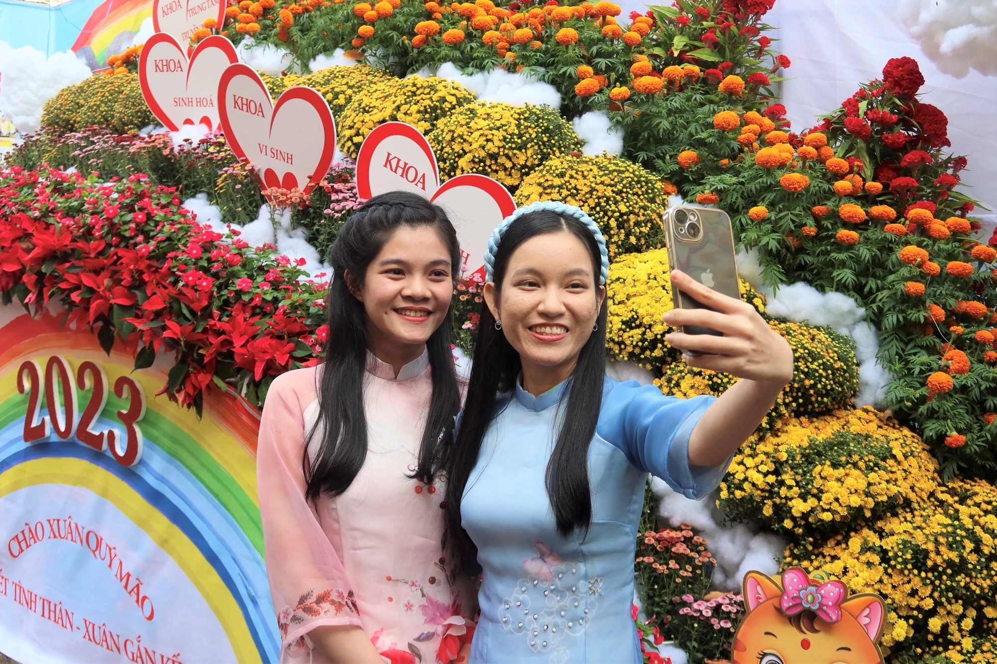 Chị Lê Thị Yến Khoa (áo hồng) cùng chị Nguyễn Hồng Phương Quỳnh (áo xanh) lưu lại khoảnh khắc xuân rộn ràng. Ảnh: TRẦN MINH