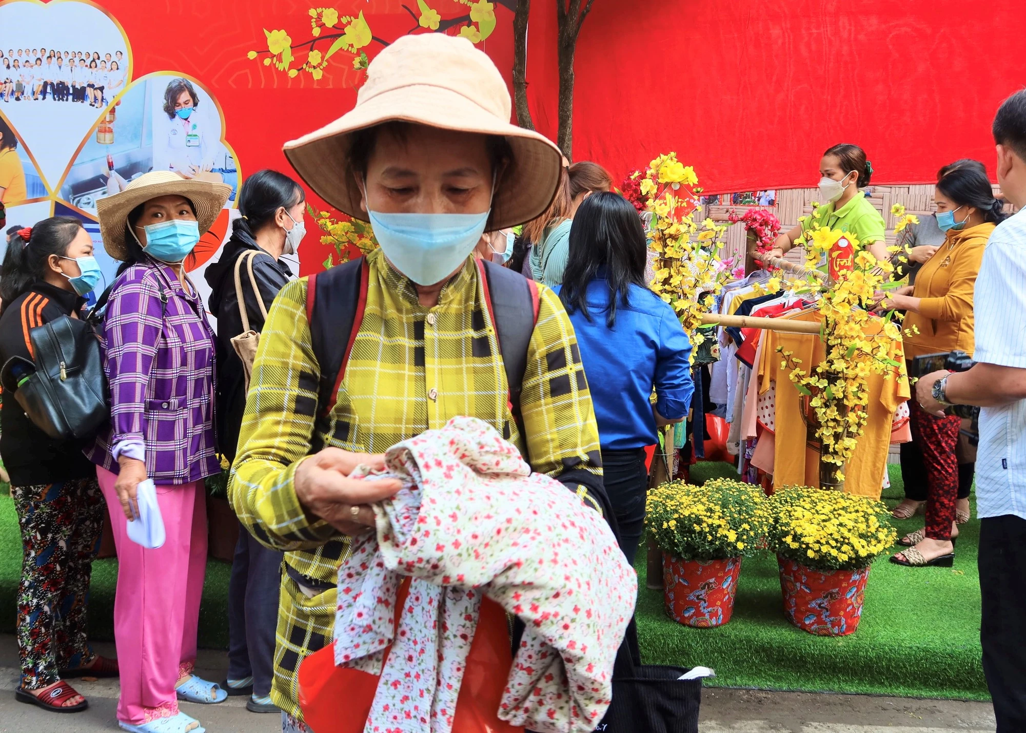Bà Lê Thị Dung vui mừng khi được tặng quần áo. Ảnh: TRẦN MINH