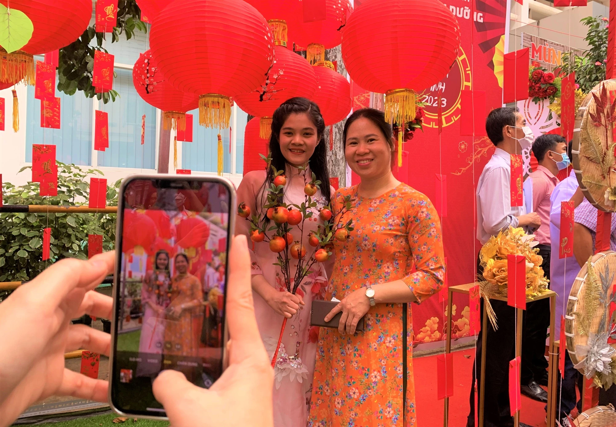 Đường hoa xuân nhằm tạo một không khí vui tươi, náo nhiệt những ngày cận Tết. Ảnh: THẢO PHƯƠNG