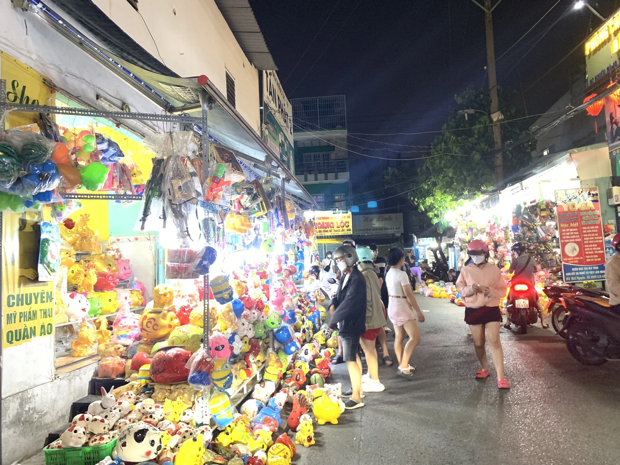 “Trước đó từ ngày 30 Tết họ đã mua lai rai, đến mùng 9, 10 là mua tấp nập nhất. Ngày vía thần tài khách kéo đến mua heo đất từ sáng sớm đến tối mịt, họ mua heo tiết kiệm lấy lộc đầu năm. Tôi nghĩ do người Việt mình hay có xu hướng đầu năm tiết kiệm để cuối năm chi tiêu lễ Tết” - chị Nga chia sẻ. Ảnh: THẢO PHƯƠNG “Trước đó từ ngày 30 Tết họ đã mua lai rai, đến mùng 9, 10 là mua tấp nập nhất. Ngày vía thần tài khách kéo đến mua heo đất từ sáng sớm đến tối mịt, họ mua heo tiết kiệm lấy lộc đầu năm. Tôi nghĩ do người Việt mình hay có xu hướng đầu năm tiết kiệm để cuối năm chi tiêu lễ Tết” - chị Nga chia sẻ. Ảnh: THẢO PHƯƠNG