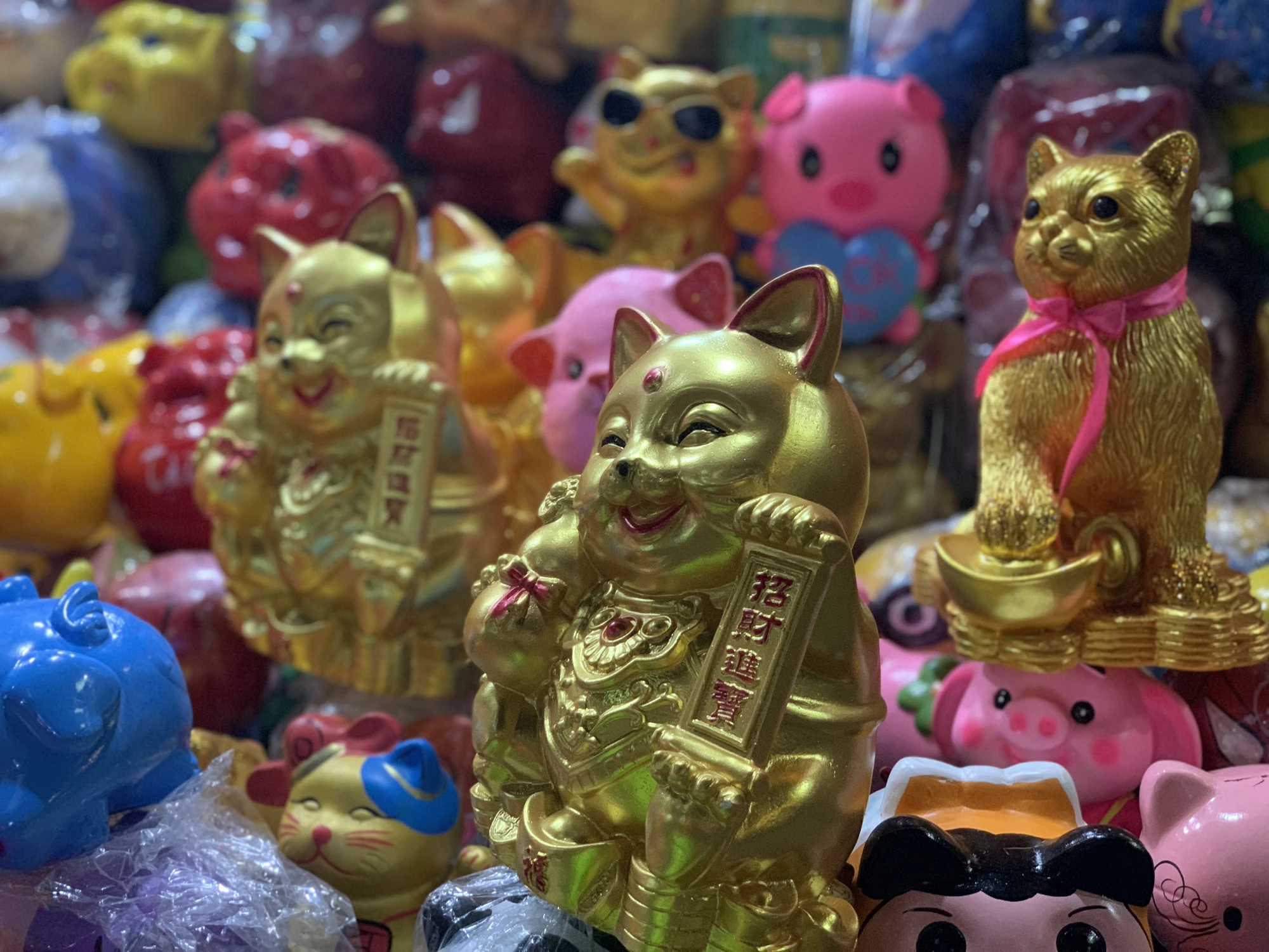 “Người lớn có tiền thì mua vàng lấy vía tài lộc, trẻ con thì mua heo bỏ tiền lì xì lấy vía tiết kiệm. Mỗi cuối năm các con tôi sẽ đập heo để mua sắm sách vở, quần áo. Biết là ngày vía Thần Tài mọi người sẽ mua đông, giá heo đất cũng tăng nhưng tôi vẫn mua vào ngày này với mong muốn có nhiều may mắn. Bỏ ống heo tiết kiệm là để cho ngày mai và để phòng ngừa những lúc cần thiết” - anh Vẻ nói. Ảnh: THẢO PHƯƠNG “Người lớn có tiền thì mua vàng lấy vía tài lộc, trẻ con thì mua heo bỏ tiền lì xì lấy vía tiết kiệm. Mỗi cuối năm các con tôi sẽ đập heo để mua sắm sách vở, quần áo. Biết là ngày vía Thần Tài mọi người sẽ mua đông, giá heo đất cũng tăng nhưng tôi vẫn mua vào ngày này với mong muốn có nhiều may mắn. Bỏ ống heo tiết kiệm là để cho ngày mai và để phòng ngừa những lúc cần thiết” - anh Vẻ nói. Ảnh: THẢO PHƯƠNG