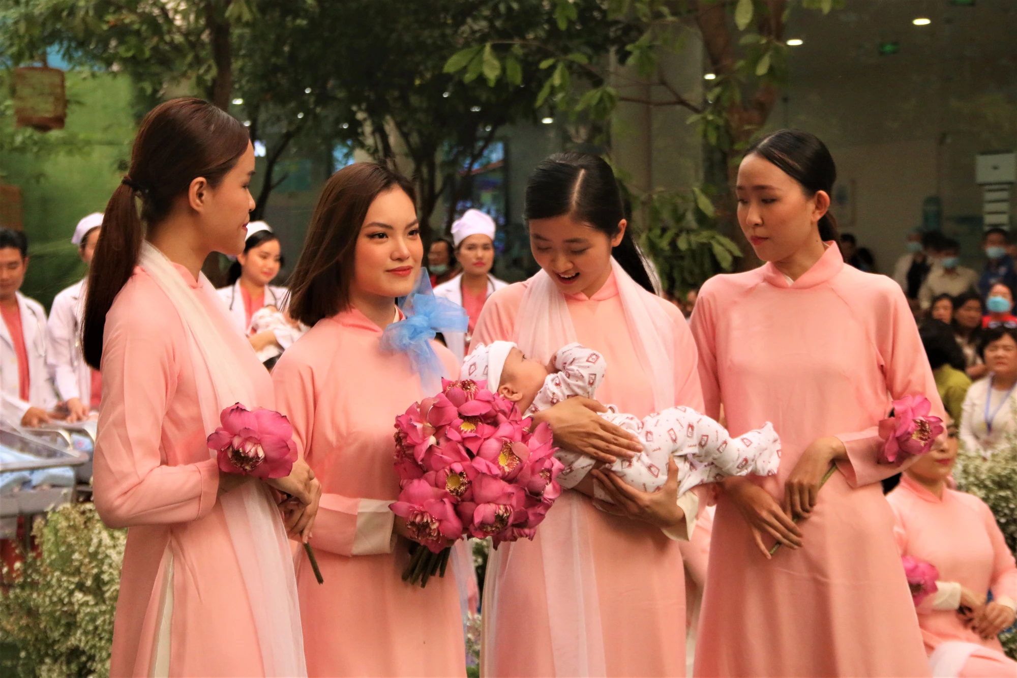 Các y, BS này là những người chăm sóc sản phụ trong quá trình "vượt cạn”, là những cha mẹ đỡ đầu cho các thiên thần nhỏ. Các y, BS này là những người chăm sóc sản phụ trong quá trình "vượt cạn”, là những cha mẹ đỡ đầu cho các thiên thần nhỏ.