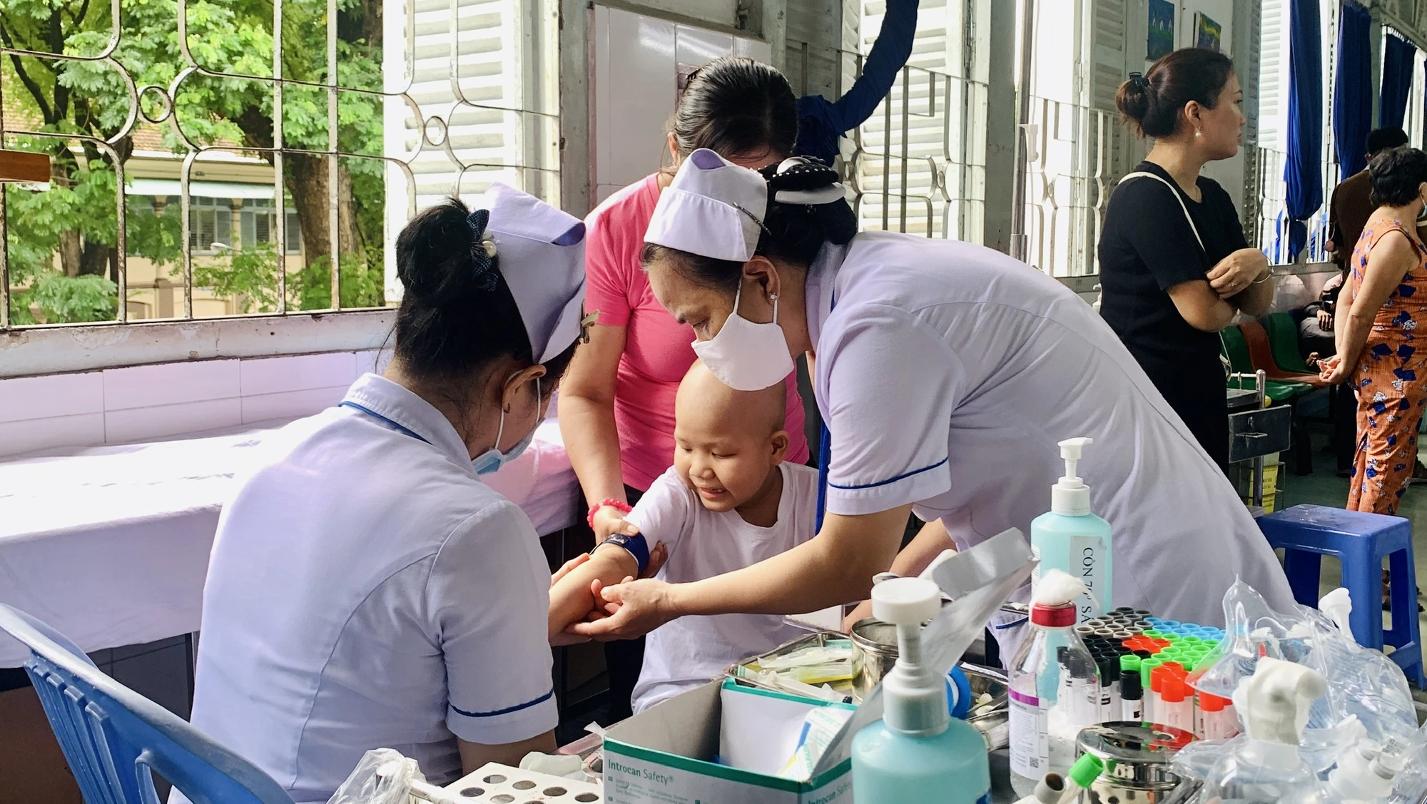 Bé Quân điều trị ung thư máu tại Bệnh viện Nhi đồng 2 đến nay được hơn 3 tháng. Ảnh: THẢO PHƯƠNG Bé Quân điều trị ung thư máu tại Bệnh viện Nhi đồng 2 đến nay được hơn 3 tháng. Ảnh: THẢO PHƯƠNG
