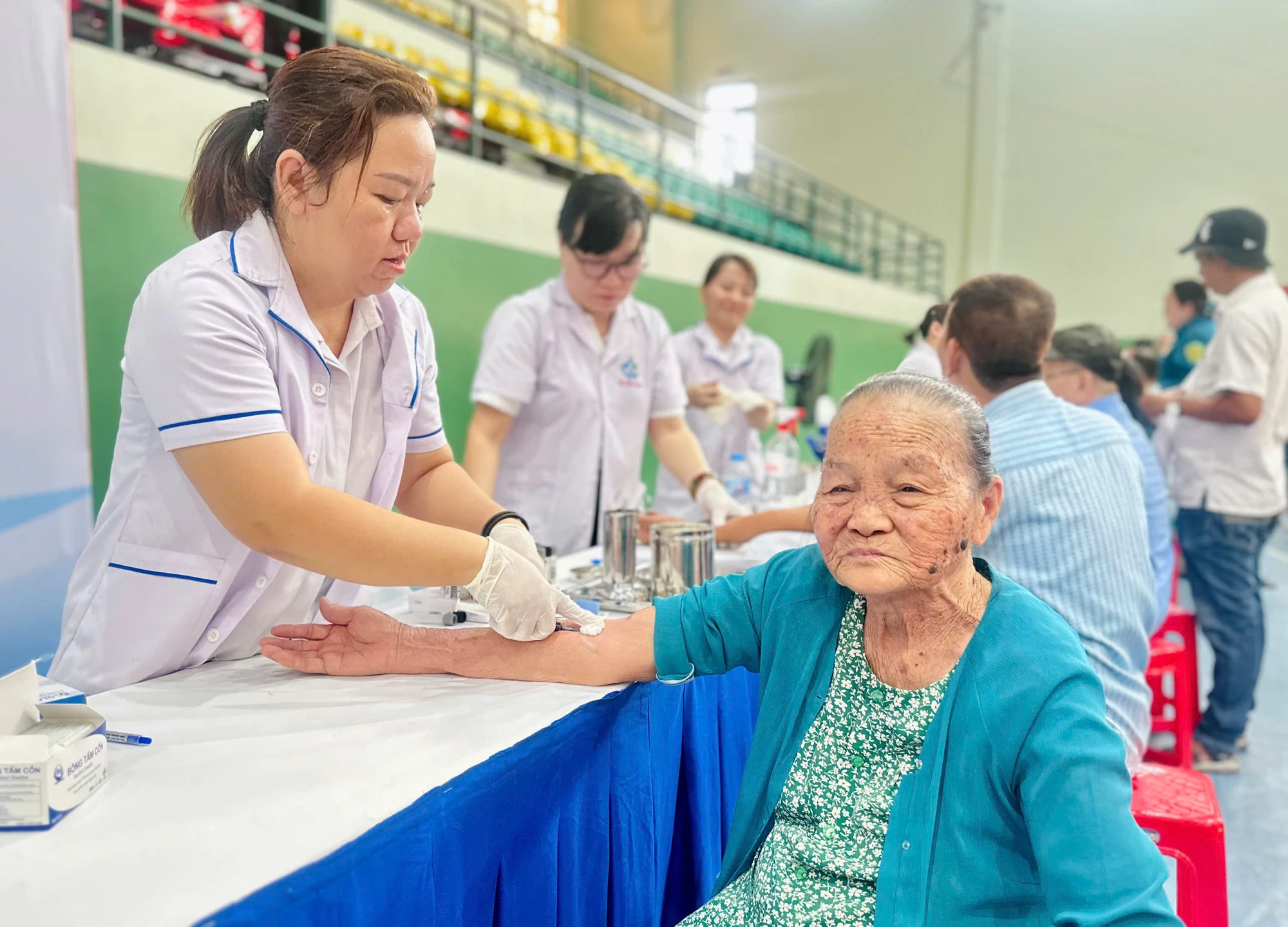 Người dân TP.HCM vui mừng vì được khám sức khỏe miễn phí tận nhà