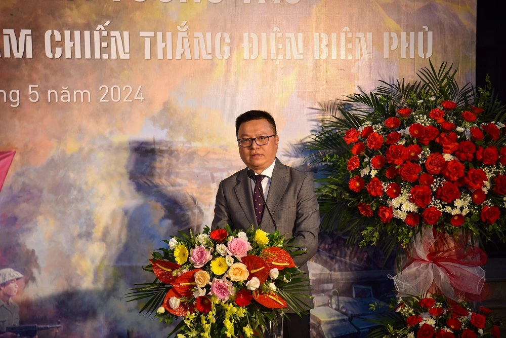 nguoi-nuoc-ngoai-hao-hung-voi-tranh-panorama-ky-niem-70-nam-chien-thang-dien-bien-phu-9.jpg