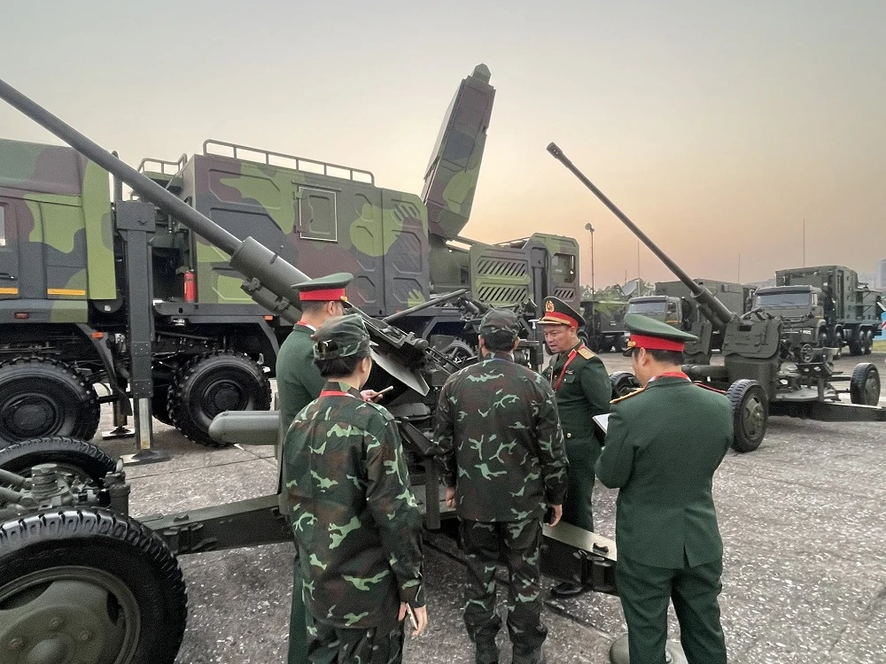 chiem-nguong-khi-tai-quan-su-cua-viet-nam-tai-trien-lam-quoc-phong-quoc-te-viet-nam=.jpg