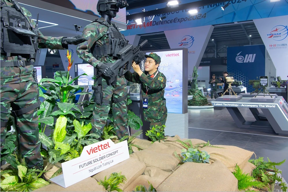 chiem-nguong-khi-tai-quan-su-cua-viet-nam-tai-trien-lam-quoc-phong-quoc-te-viet-nam-22.jpg