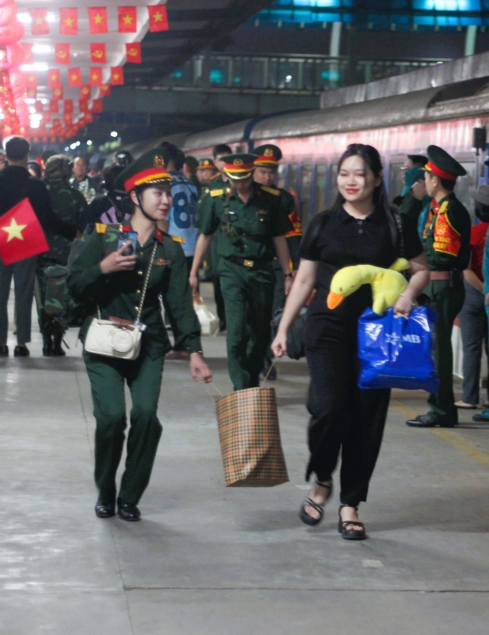 nuoc-mat-va-nu-cuoi-khi-khoi-dieu-binh-dieu-hanh-di-chuyen-vao-nam-13.JPG