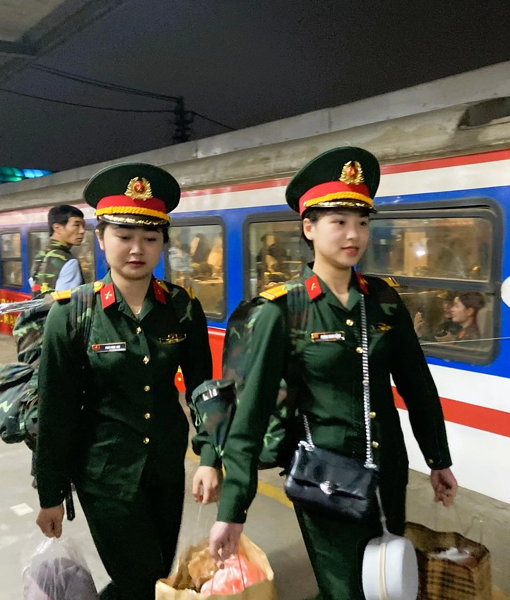nuoc-mat-va-nu-cuoi-khi-khoi-dieu-binh-dieu-hanh-di-chuyen-vao-nam-2.JPEG