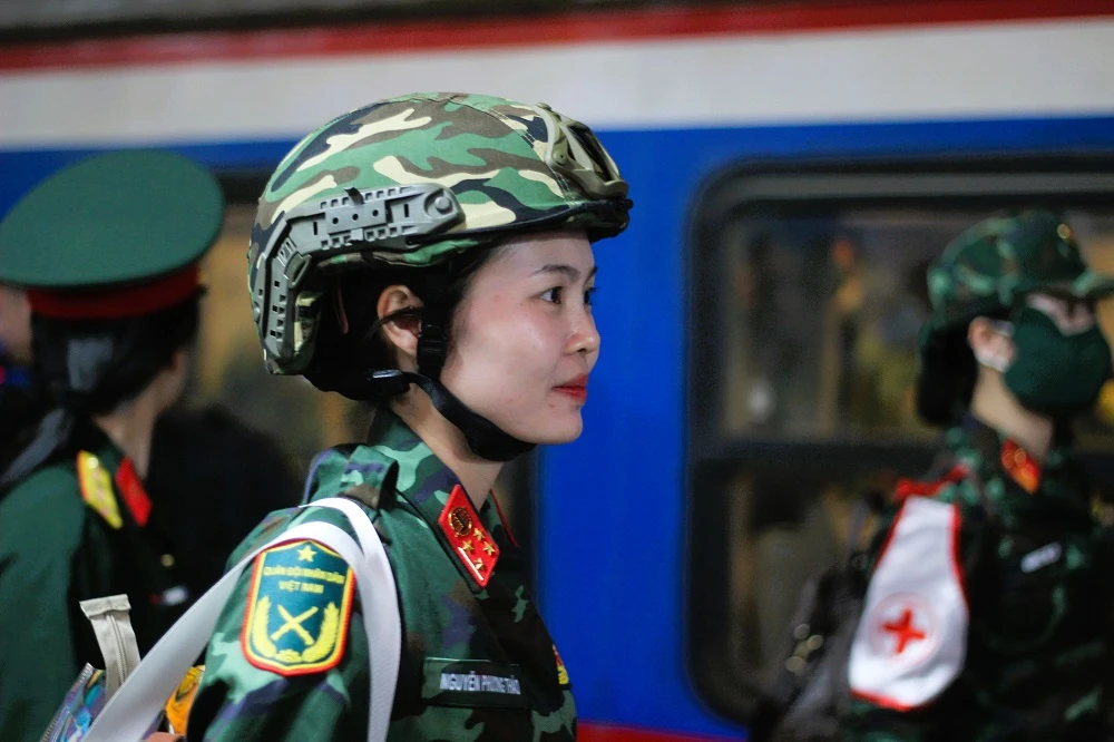 nuoc-mat-va-nu-cuoi-khi-khoi-dieu-binh-dieu-hanh-di-chuyen-vao-nam-6.JPG