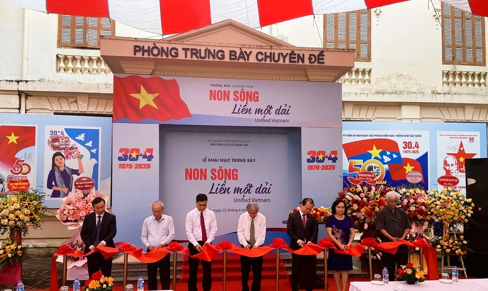 trung-bay-gan-150-tai-lieu-hien-vat-50-nam-non-song-lien-mot-dai-17.JPEG