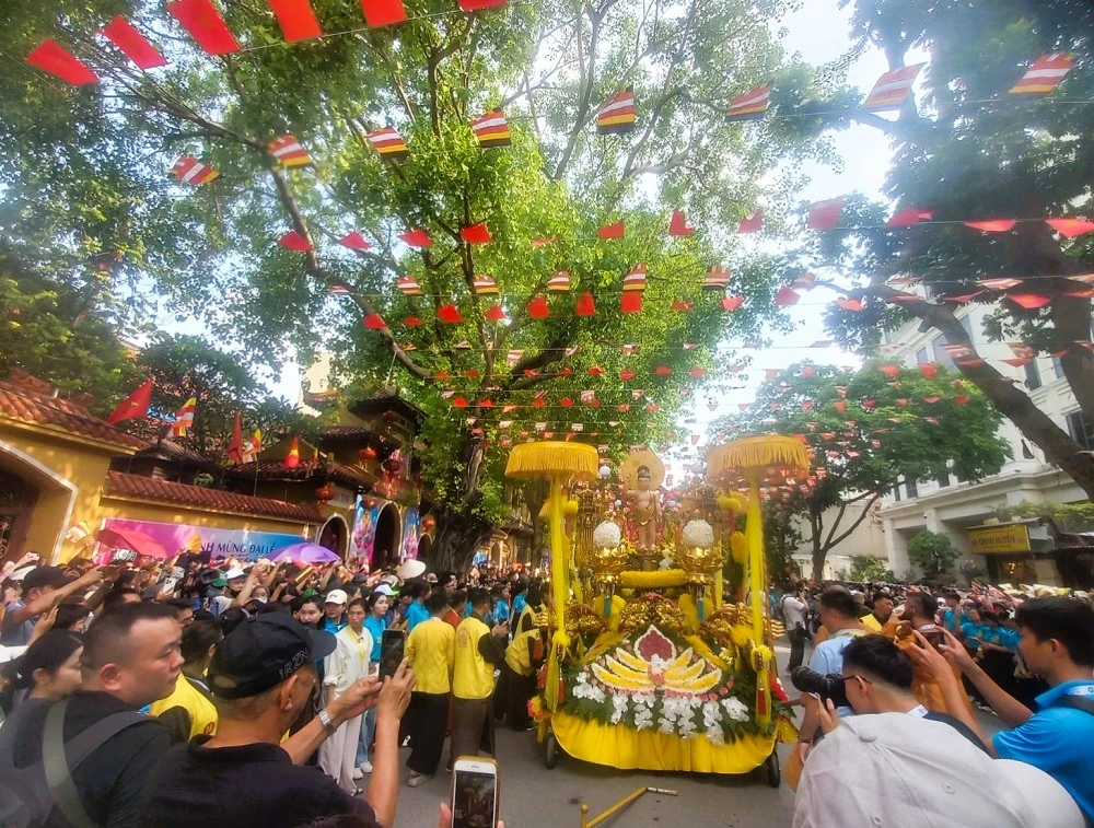 hang-ngan-nguoi-dan-nghenh-don-xa-loi-duc-phat-tai-ha-noi-2.jpg