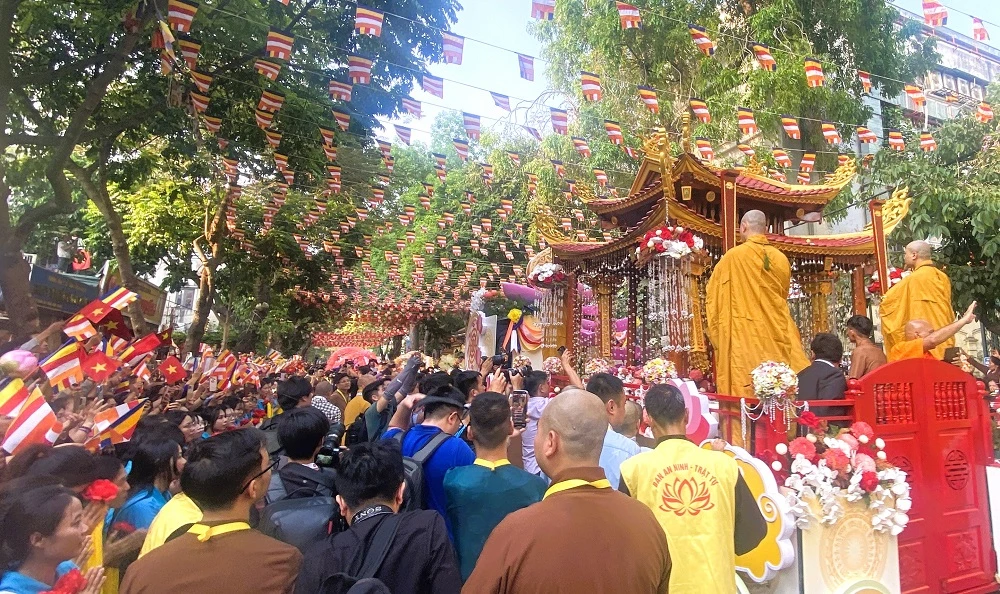 hang-ngan-nguoi-dan-nghenh-don-xa-loi-duc-phat-tai-ha-noi-3.JPEG