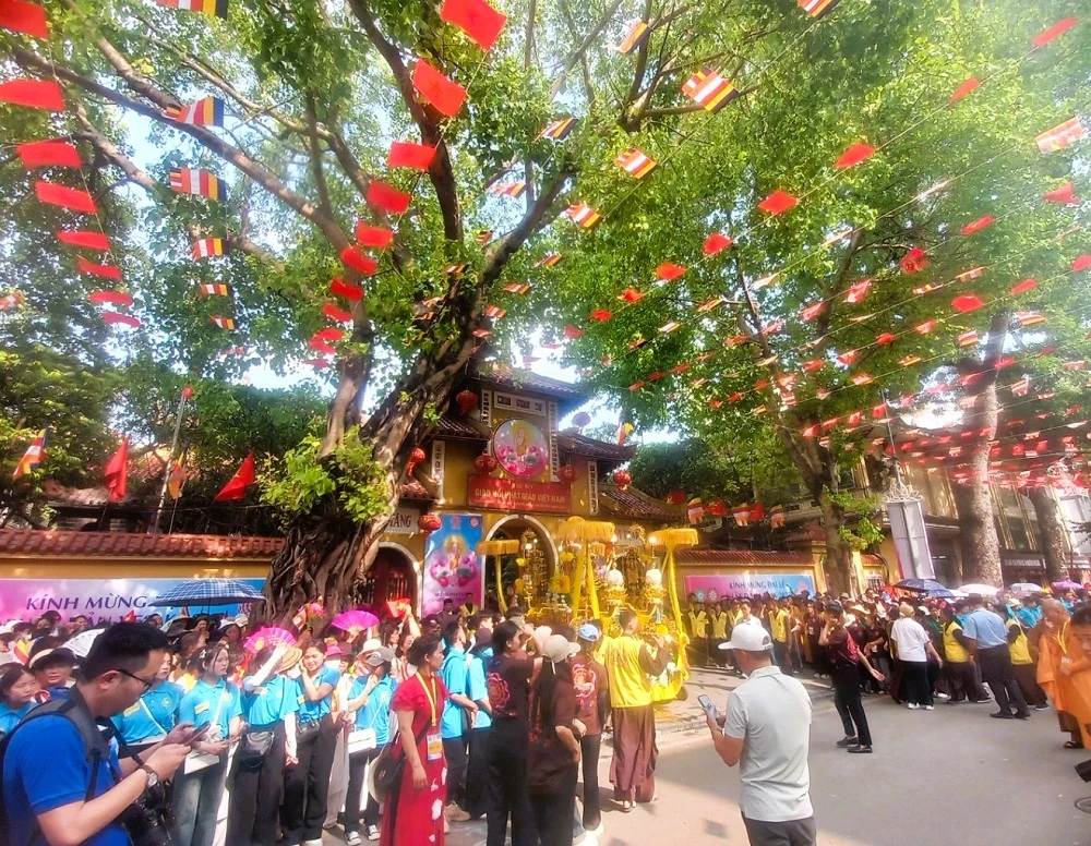 hang-ngan-nguoi-dan-nghenh-don-xa-loi-duc-phat-tai-ha-noi.jpg
