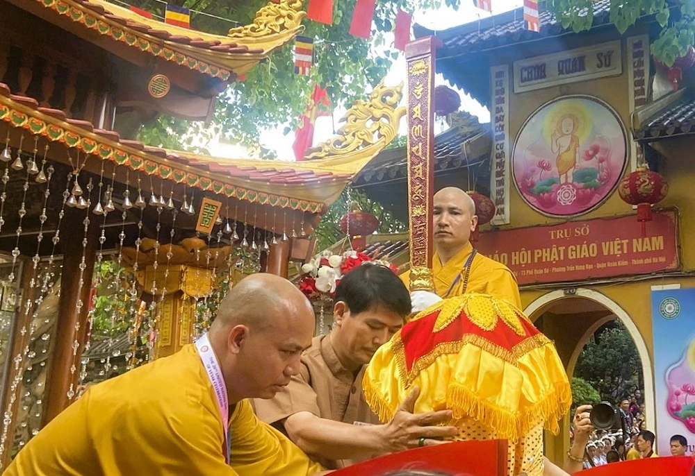hang-ngan-nguoi-dan-nghenh-don-xa-loi-duc-phat-tai-ha-noi-6.JPEG