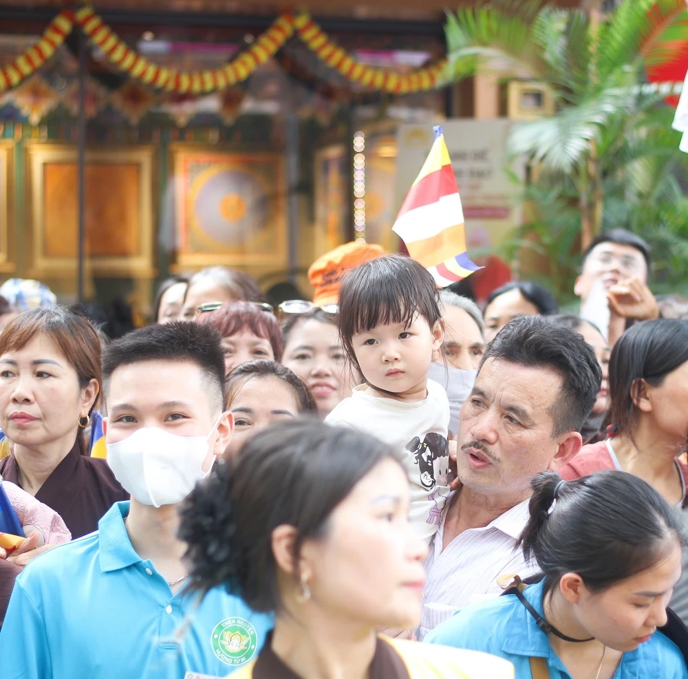 hang-ngan-nguoi-dan-nghenh-don-xa-loi-duc-phat-tai-ha-noi-8.JPG