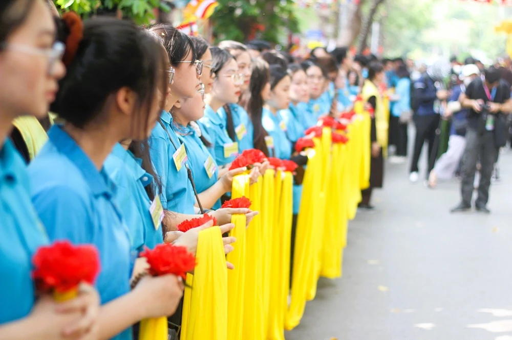 hang-ngan-nguoi-dan-nghenh-don-xa-loi-duc-phat-tai-ha-noi-9.JPG