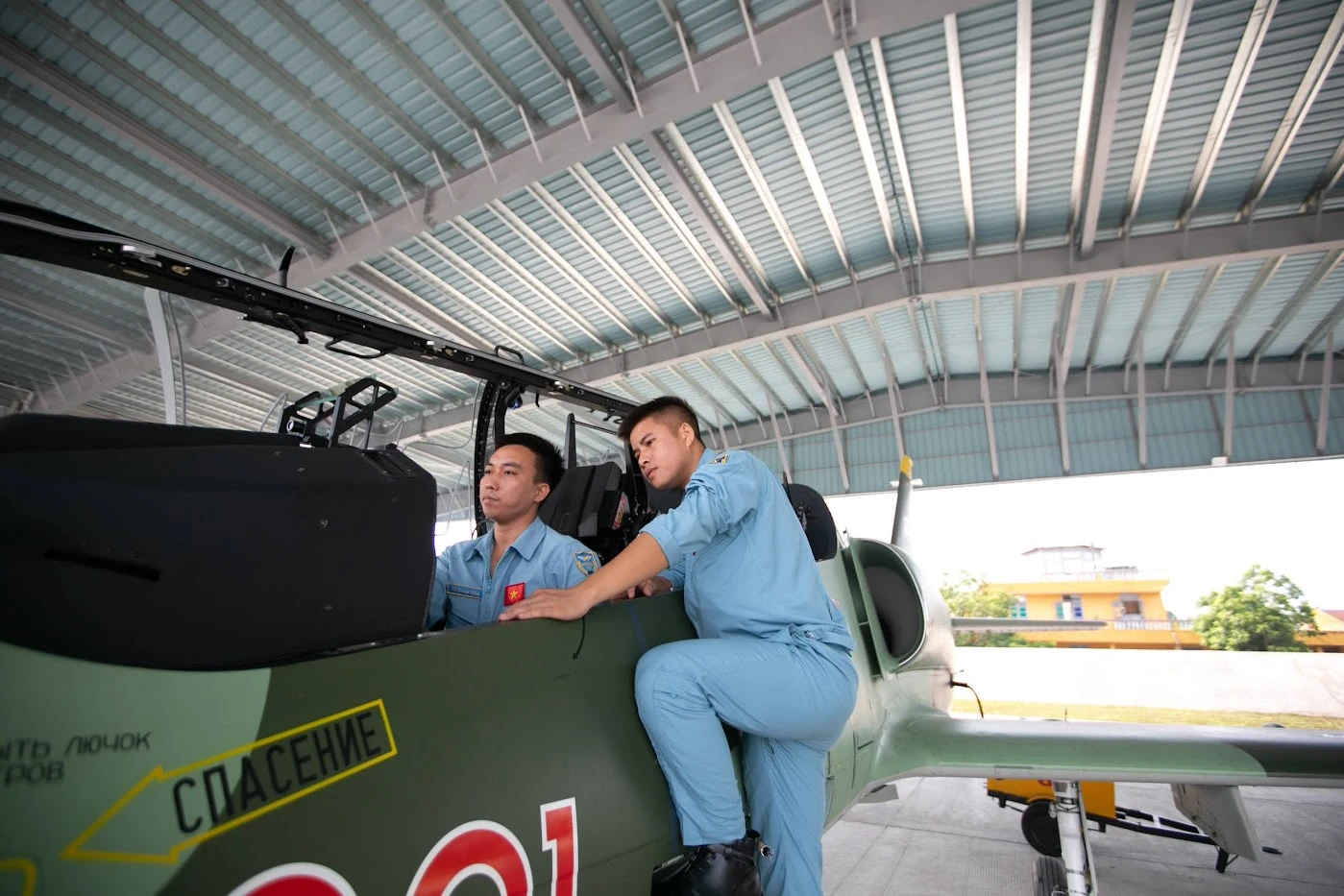 phan-luc-yak-130-pho-dien-tren-bau-troi-san-sang-cho-nhiem-vu-a80--8.jpg