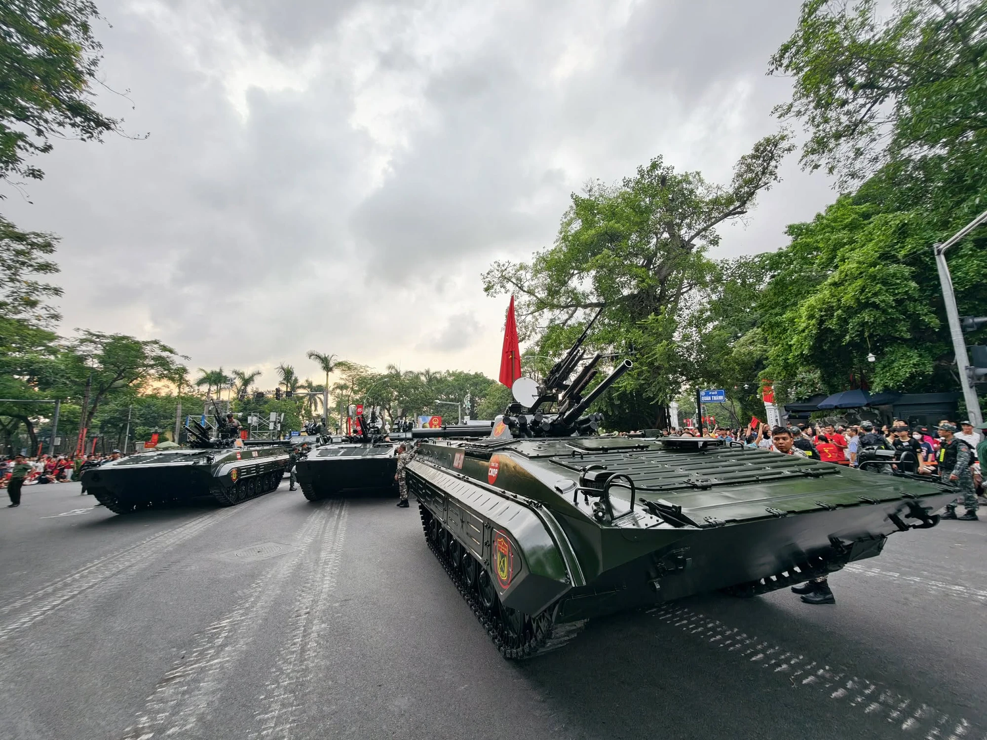 dan-xe-tang-banh-xich-thiet-giap-banh-lop-lan-banh-tren-duong-pho-ha-noi-9.jpg
