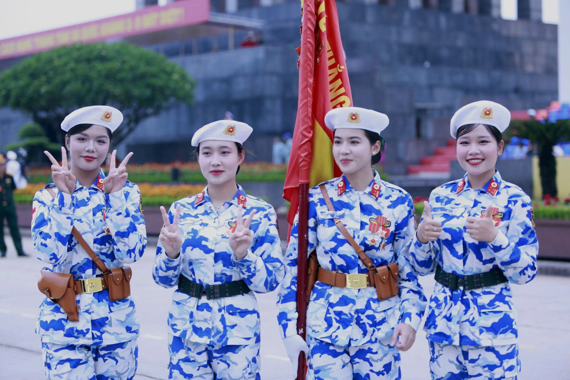 nhung-bong-hong-o-quang-truong-ba-dinh-chuan-bi-cho-tong-hop-luyen-2.jpg