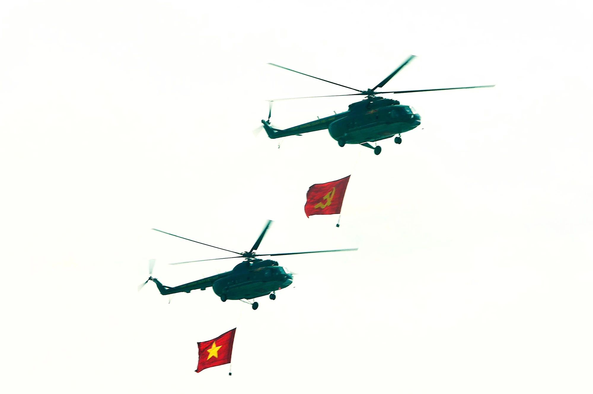 truc-thang-mang-theo-co-dang-co-to-quoc-bay-tren-bau-troi-ha-noi-12.jpg