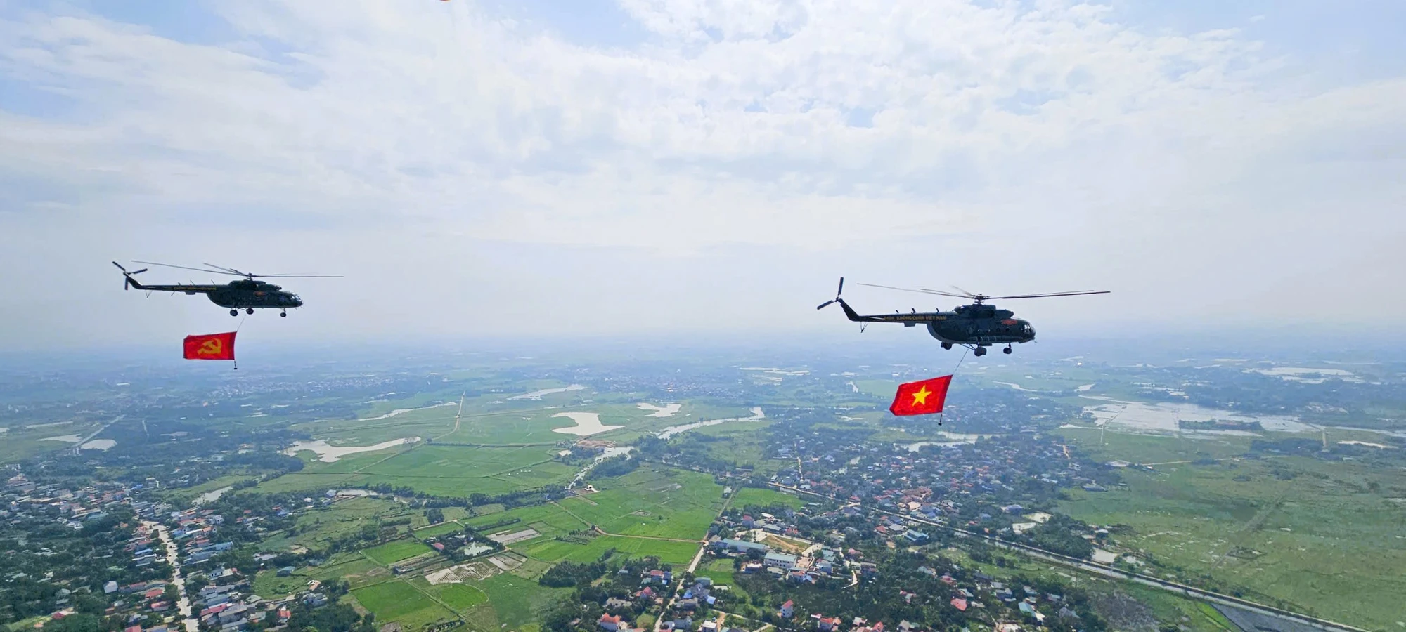 truc-thang-mang-theo-co-dang-co-to-quoc-bay-tren-bau-troi-ha-noi-2.jpg