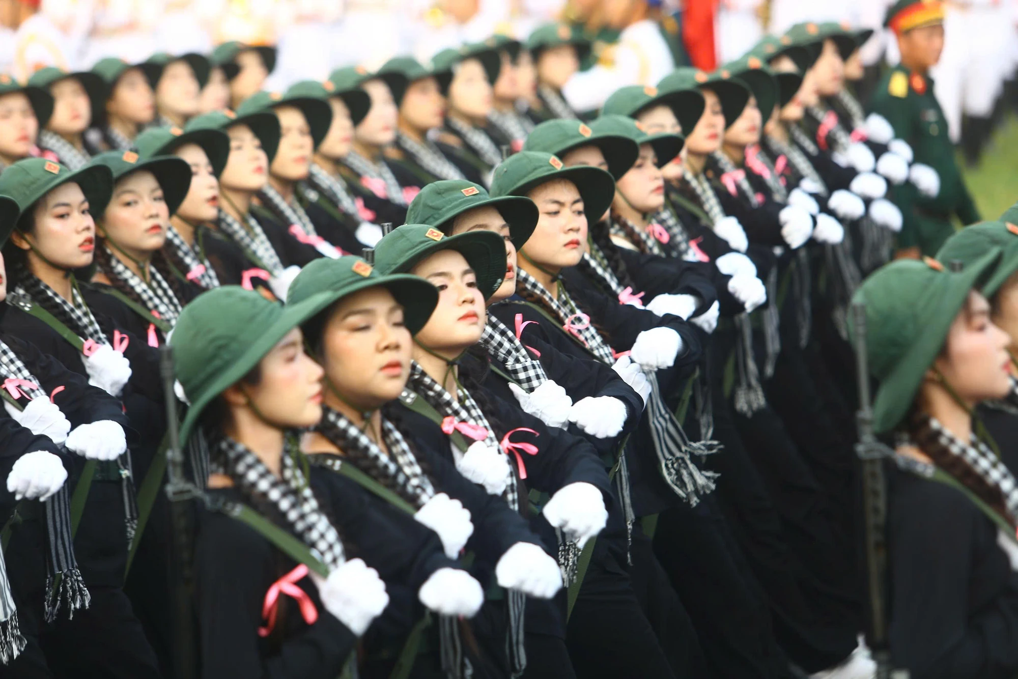 khoi-nu-du-kich-mien-nam-tren-thao-truong-mien-bac-4.jpg
