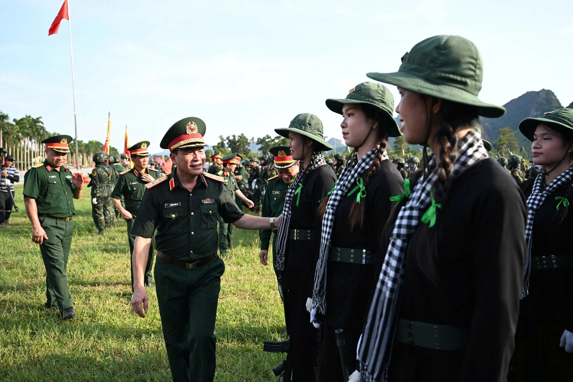 khoi-nu-du-kich-mien-nam-tren-thao-truong-mien-bac-6.jpg