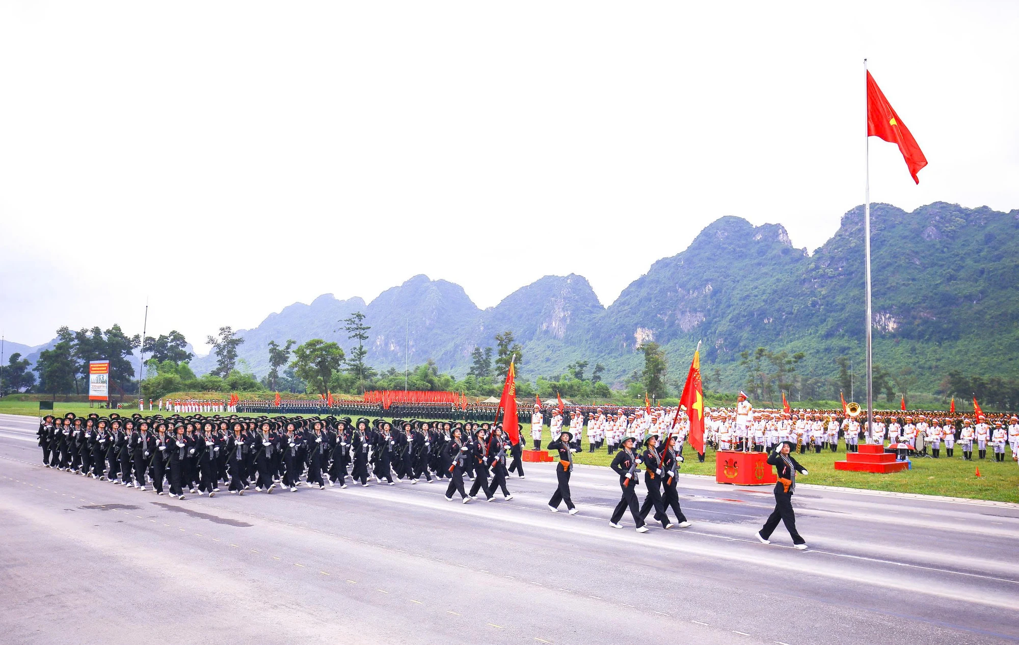 khoi-nu-du-kich-mien-nam-tren-thao-truong-mien-bac-7.jpg
