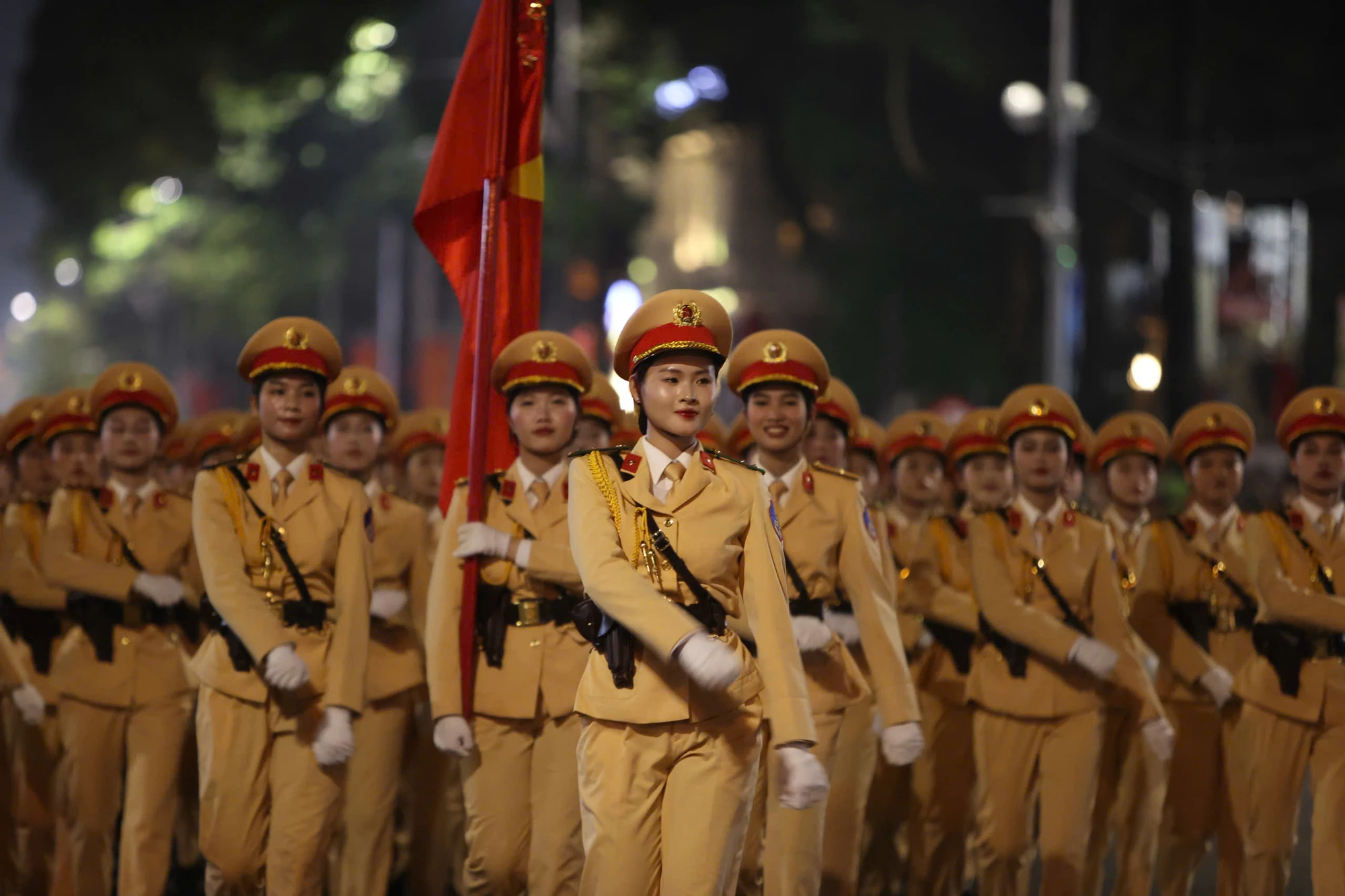 so-duyet-dieu-binh-dieu-hanh-khoi-nu-gay-an-tuong-manh-voi-nguoi-dan-5.jpg