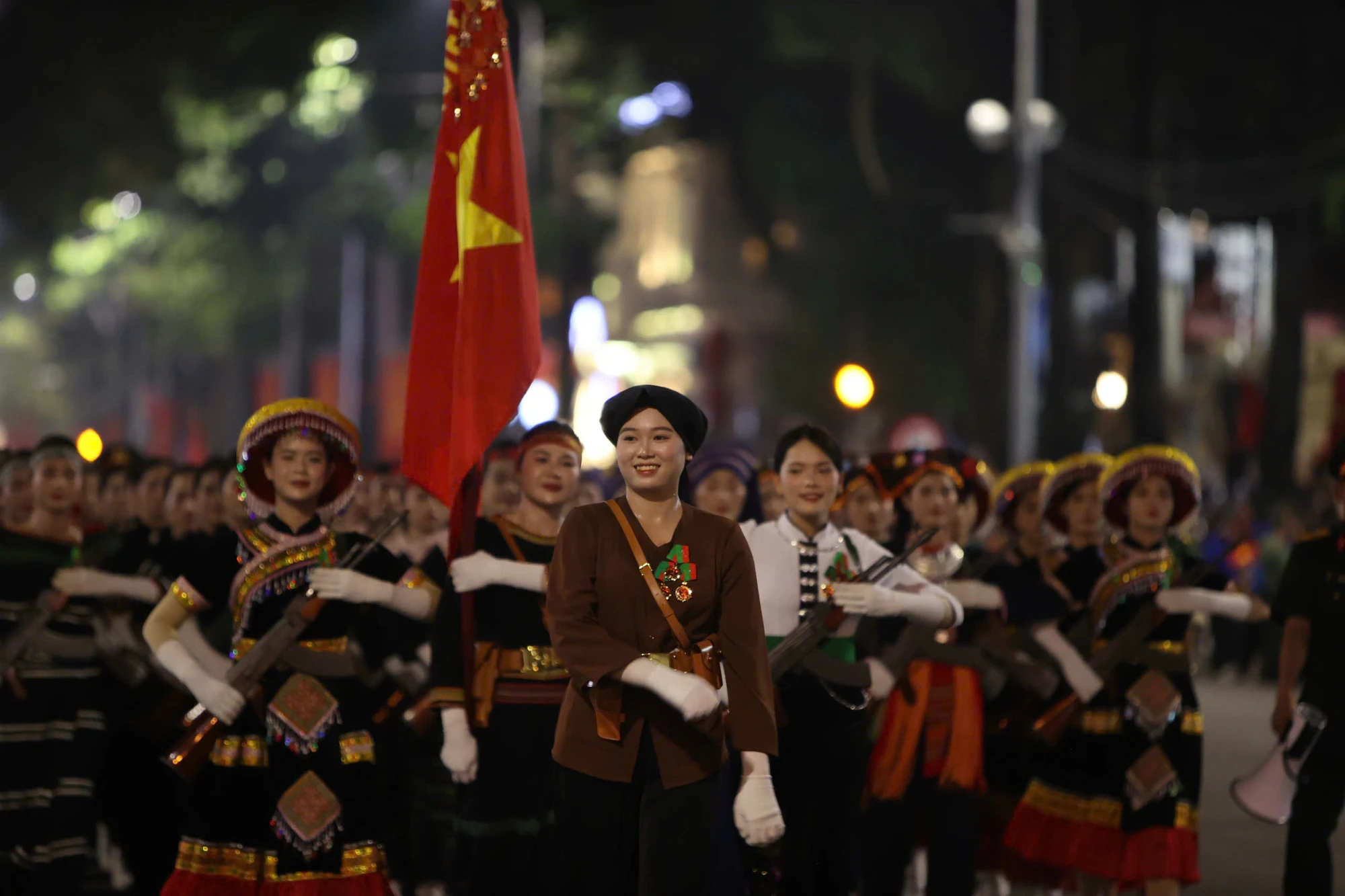 so-duyet-dieu-binh-dieu-hanh-khoi-nu-gay-an-tuong-manh-voi-nguoi-dan-7.jpg