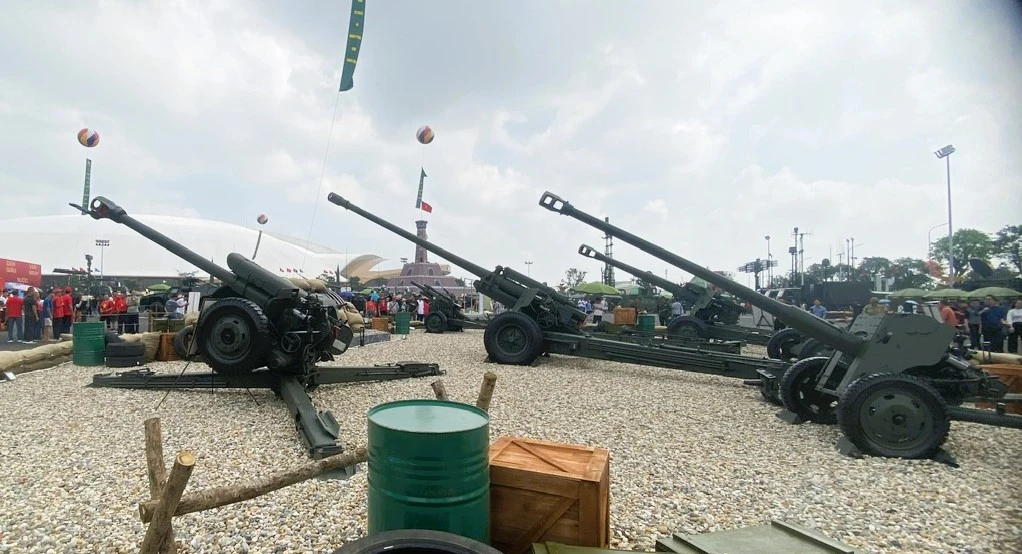 nguoi-dan-thich-thu-chiem-nguong-phao-tu-hanh-phao-phong-khong-03.jpg