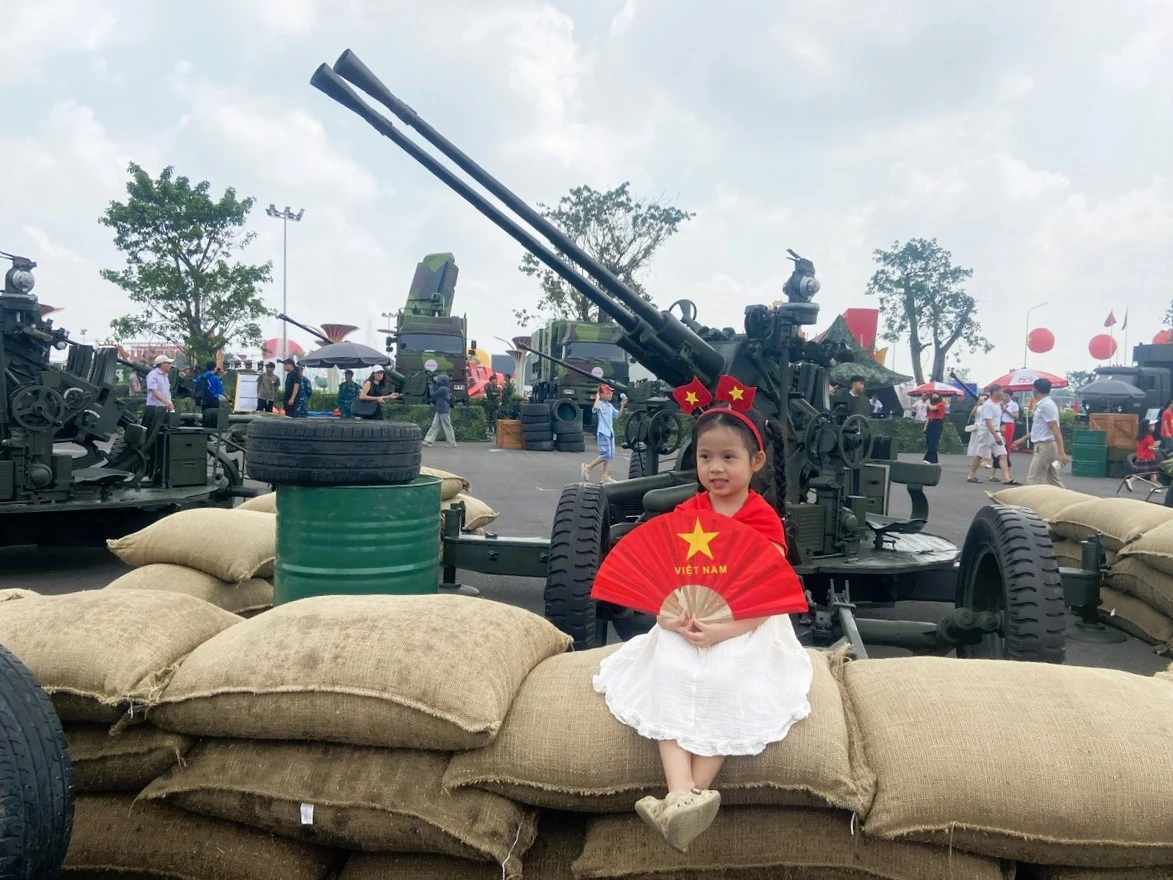 nguoi-dan-thich-thu-chiem-nguong-phao-tu-hanh-phao-phong-khong-05.jpg