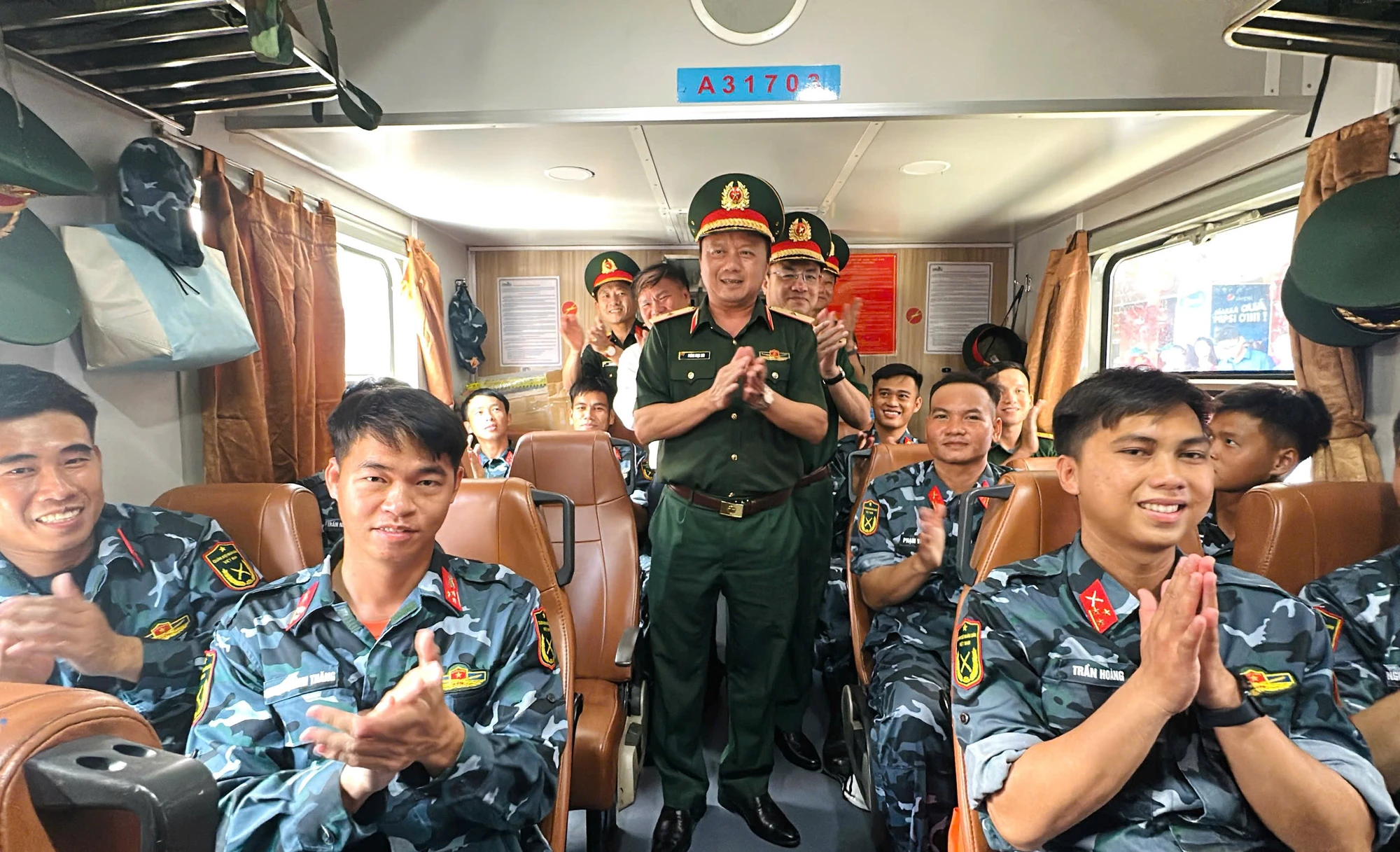 nguoi-ha-noi-bin-rin-tien-chan-nhung-chien-si-tham-gia-dieu-binh-dieu-hanh-1.jpg