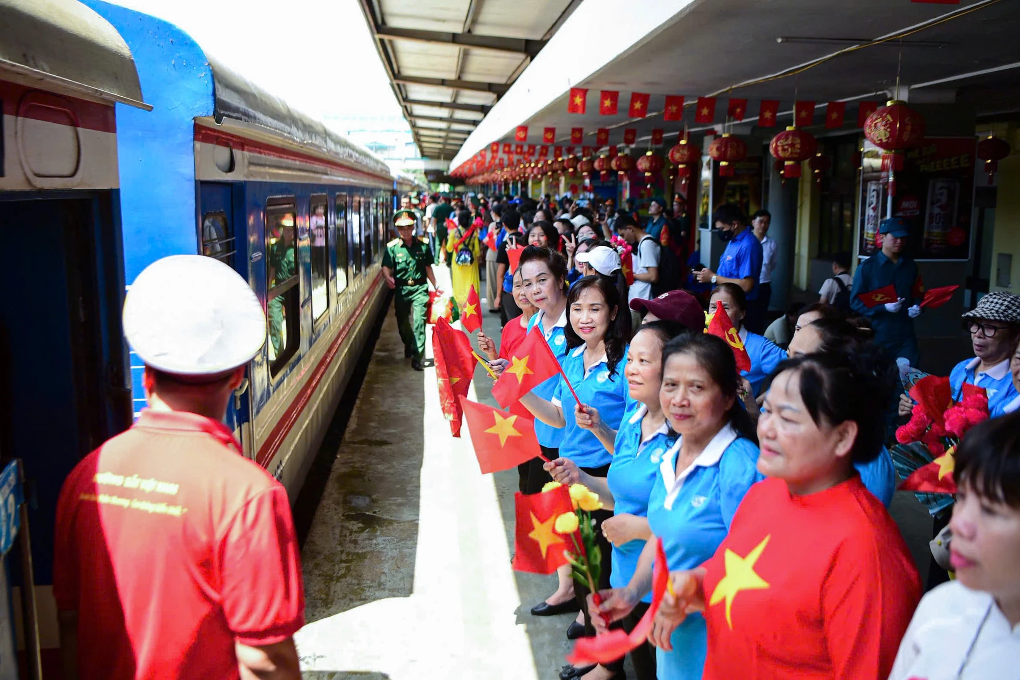nguoi-ha-noi-bin-rin-tien-chan-nhung-chien-si-tham-gia-dieu-binh-dieu-hanh-22.jpg