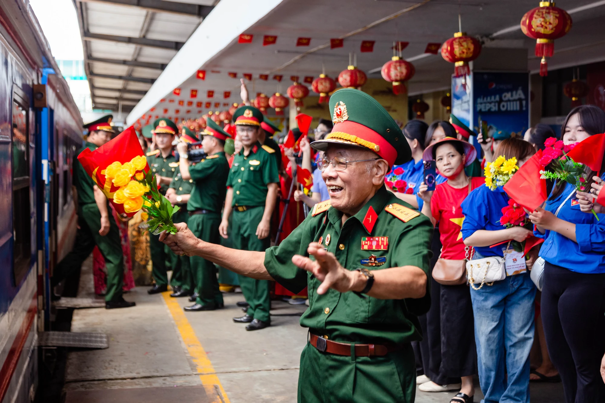 nguoi-ha-noi-bin-rin-tien-chan-nhung-chien-si-tham-gia-dieu-binh-dieu-hanh-24.jpg