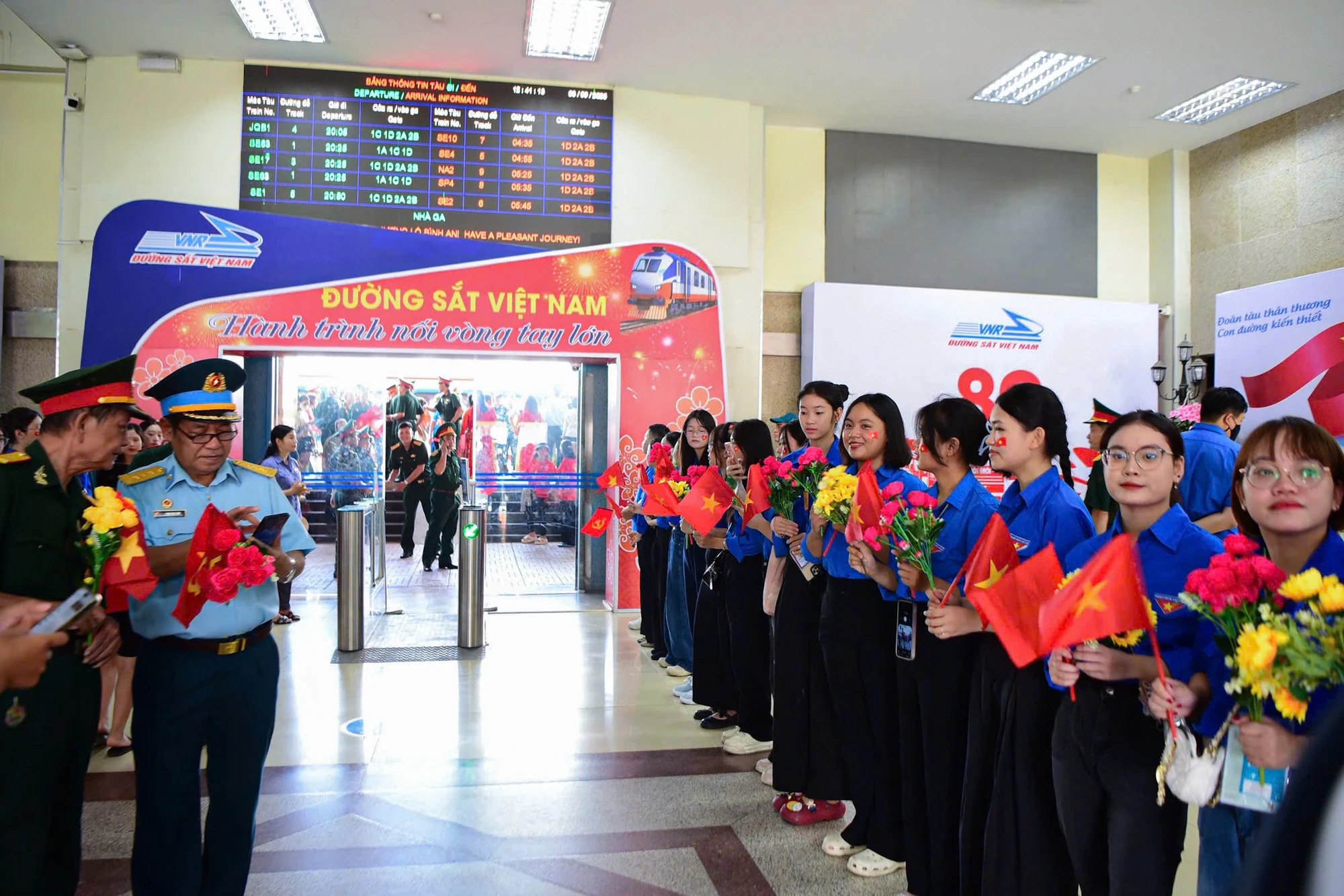 nguoi-ha-noi-bin-rin-tien-chan-nhung-chien-si-tham-gia-dieu-binh-dieu-hanh-25.jpg