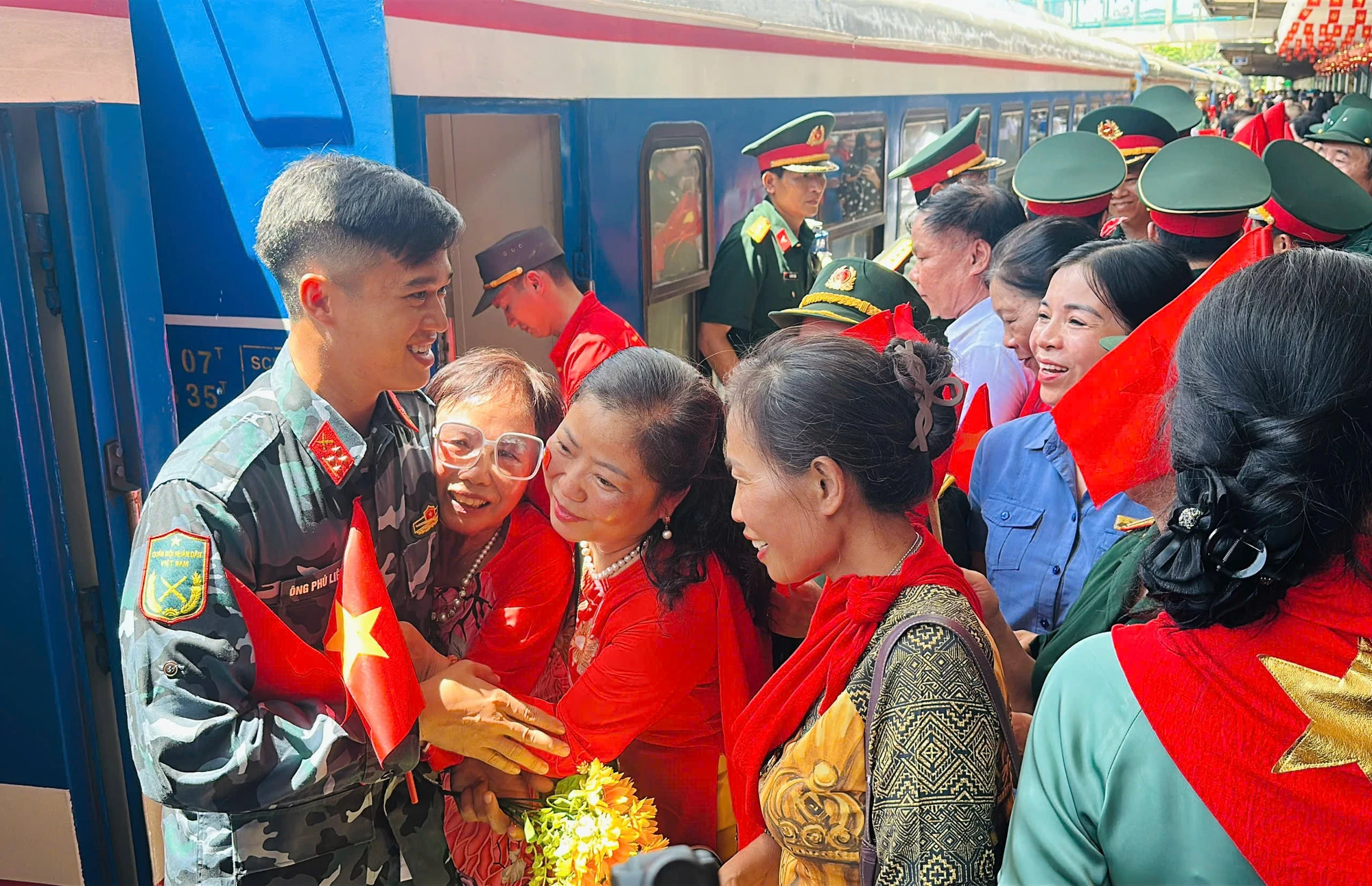 Người dân Hà Nội bịn rịn chia tay những chiến sĩ tham gia diễu binh, diễu hành