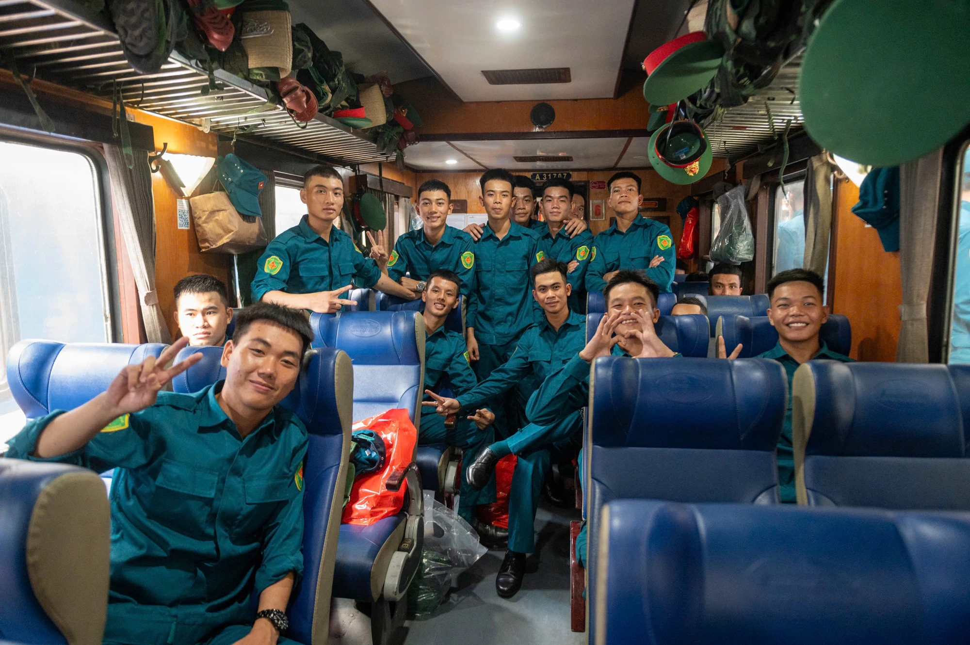 nguoi-ha-noi-bin-rin-tien-chan-nhung-chien-si-tham-gia-dieu-binh-dieu-hanh-4.jpg