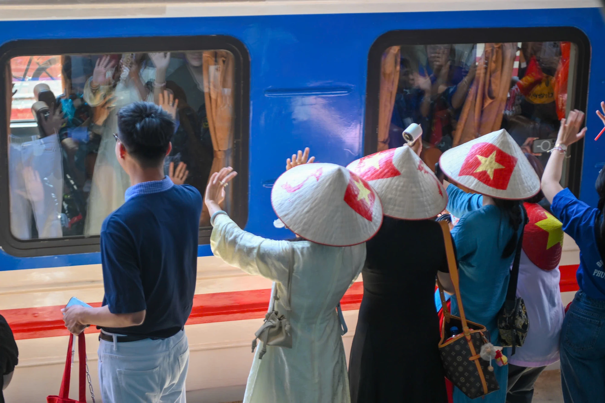 nguoi-ha-noi-bin-rin-tien-chan-nhung-chien-si-tham-gia-dieu-binh-dieu-hanh-8.jpg