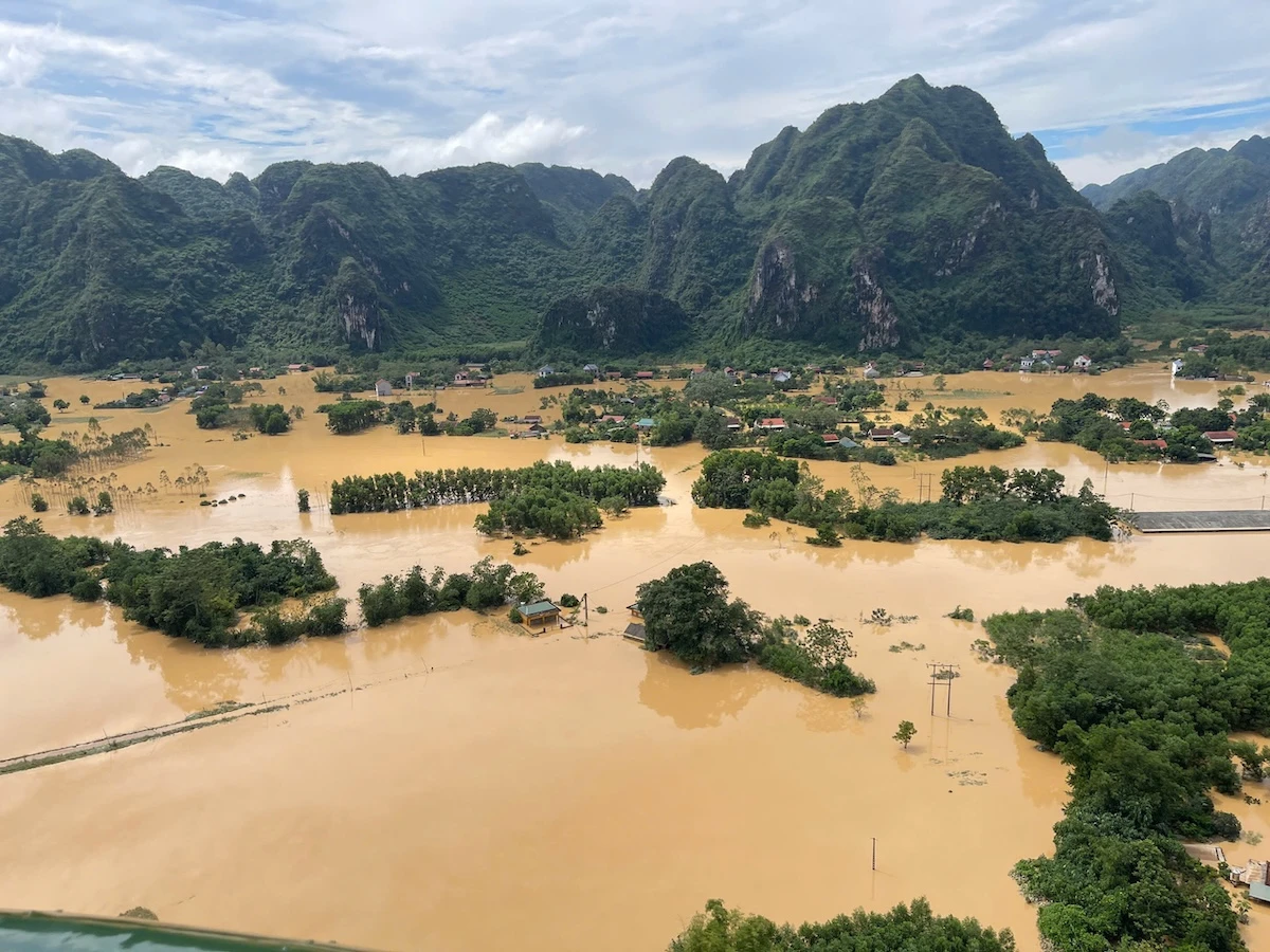 truc-thang-mi-171-va-mi-17-mang-theo-hang-tan-hang-hoa-cuu-tro-vung-lu-1.jpg