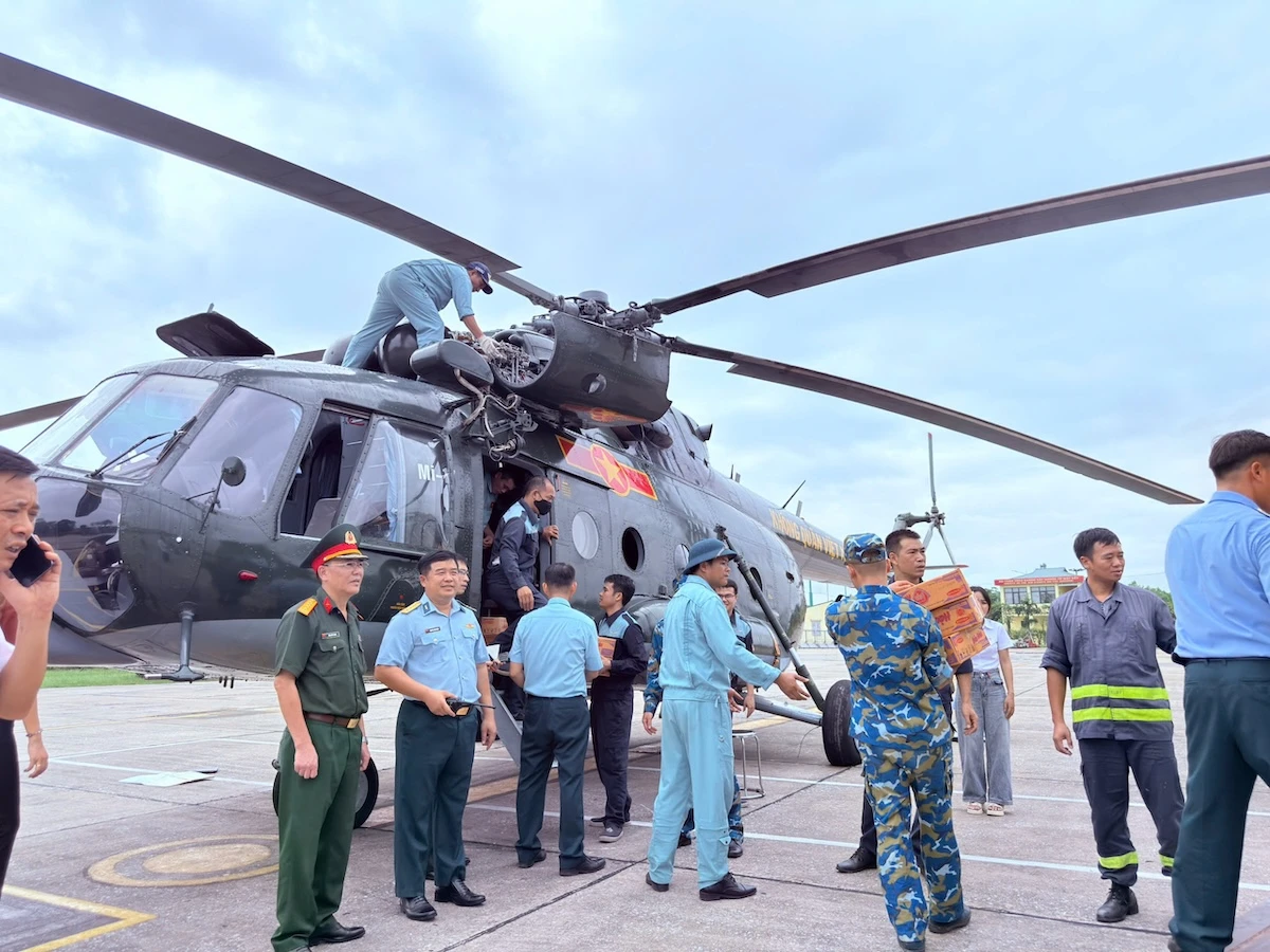 truc-thang-mi-171-va-mi-17-mang-theo-hang-tan-hang-hoa-cuu-tro-vung-lu-4.jpg